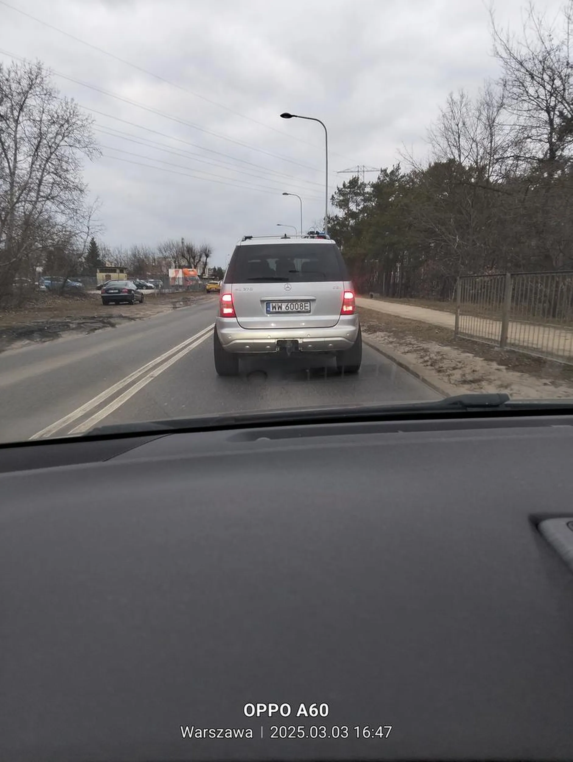 mały siurek i koła wystające po za obrys pojazdu, zatrzymał się na środku drogi na pogaduchy z innym kierowcą.