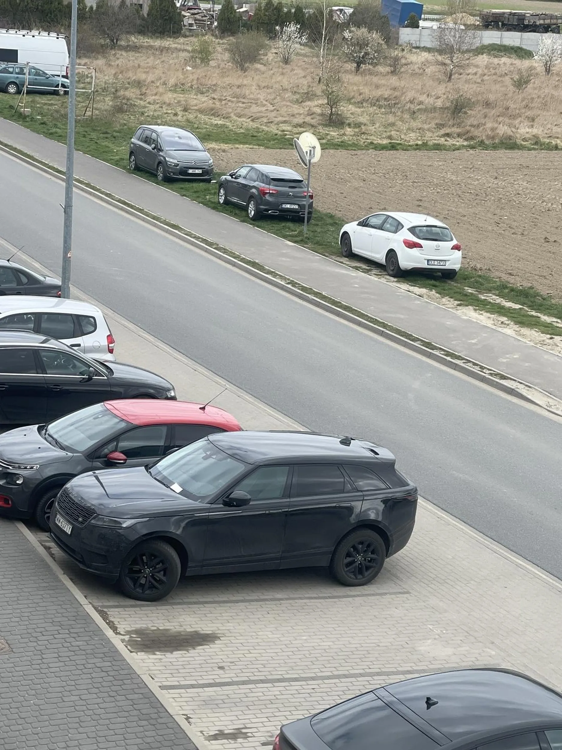 Prosi się nie parkować na miejscach prywatnych, jeśli chce Pan wynająć proszę dać znać