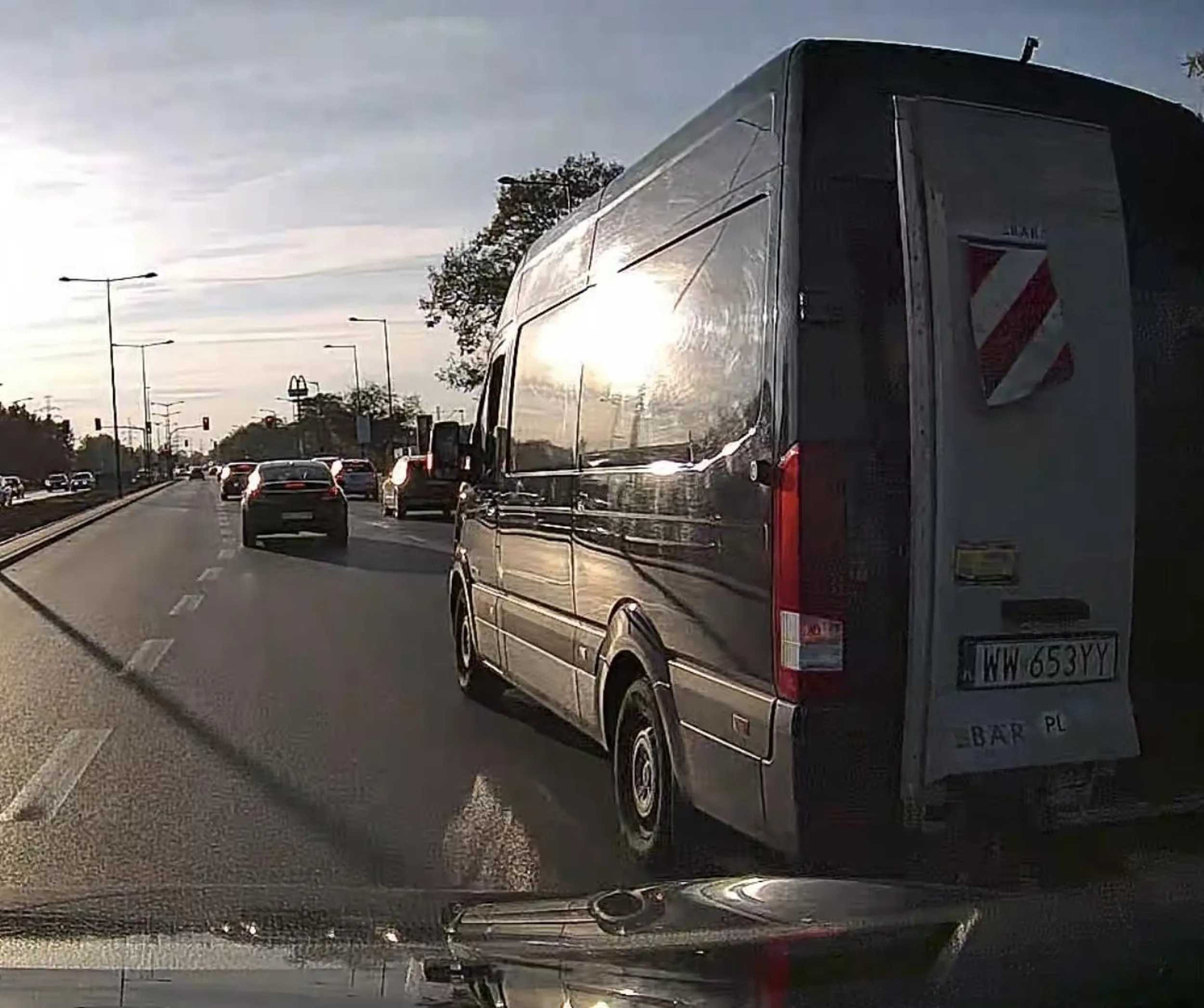 Jak wrzucasz kierunek przed maską to nie oznacza że możesz zmienić pas. Orientuj się kto ma pierwszeństwo i nie pruj się bo mam nagrane całe zdarzenie jak zajechałeś mi drogę