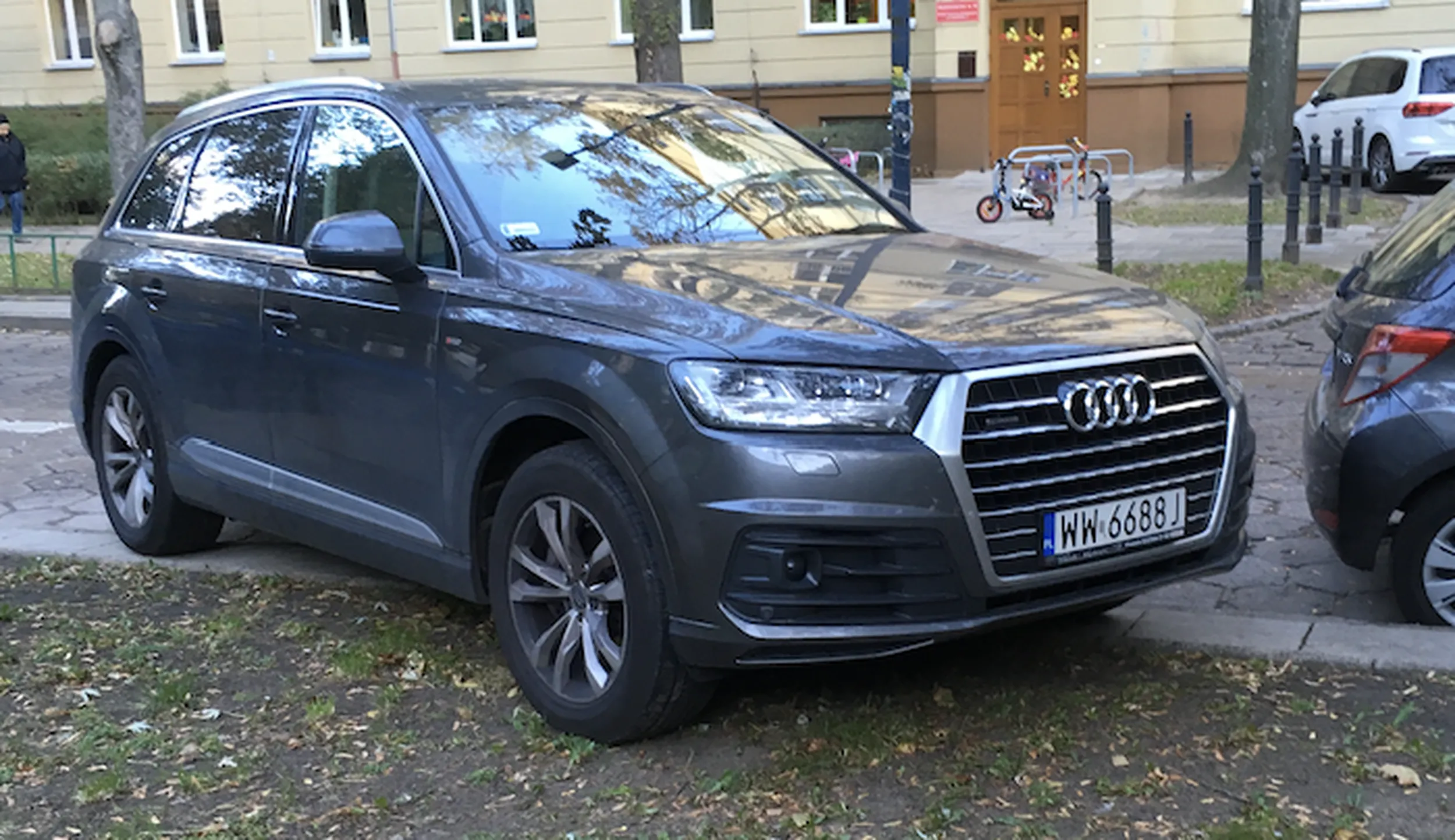 Parkingowy pasożyt gniotący trawę na koszt społeczeństwa.