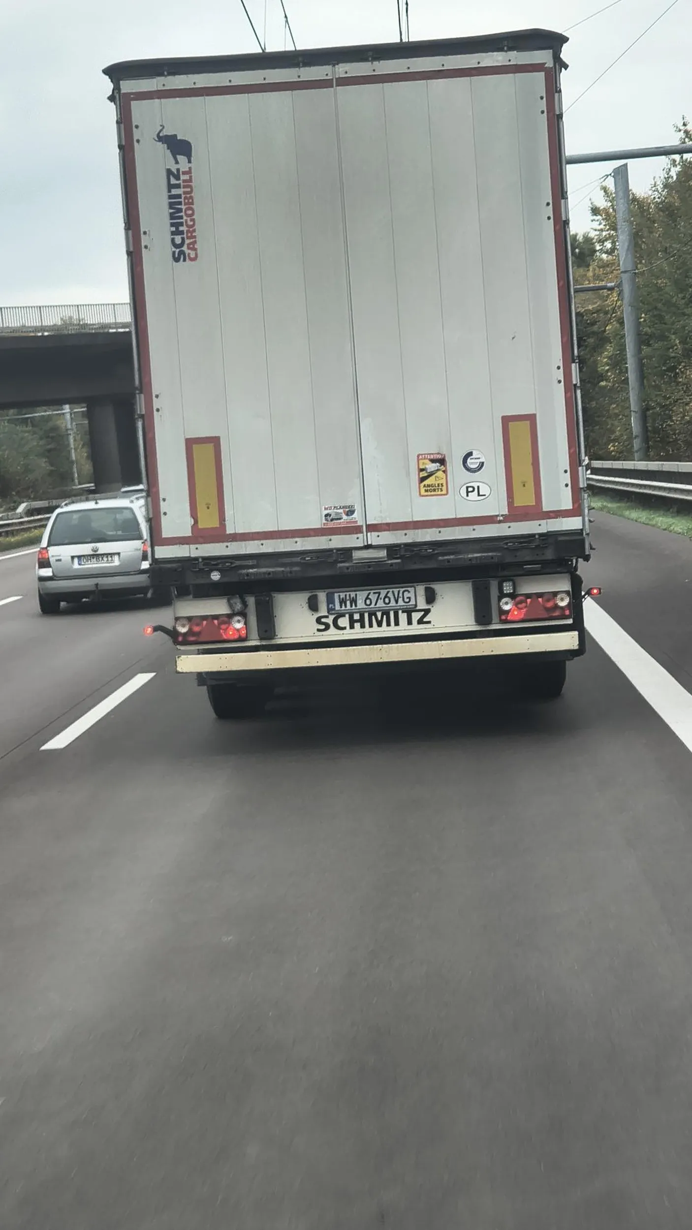 Jeśli cię żona życia albo puściła z listonoszem to nie wyładowuje swojego gniewu na drodze. Chyba że sprawia ci przyjemność spychania kogoś naczepa do rowu ? a tego palca to sobie wsadź albo lepiej żonie to może cię by nie zostawiał