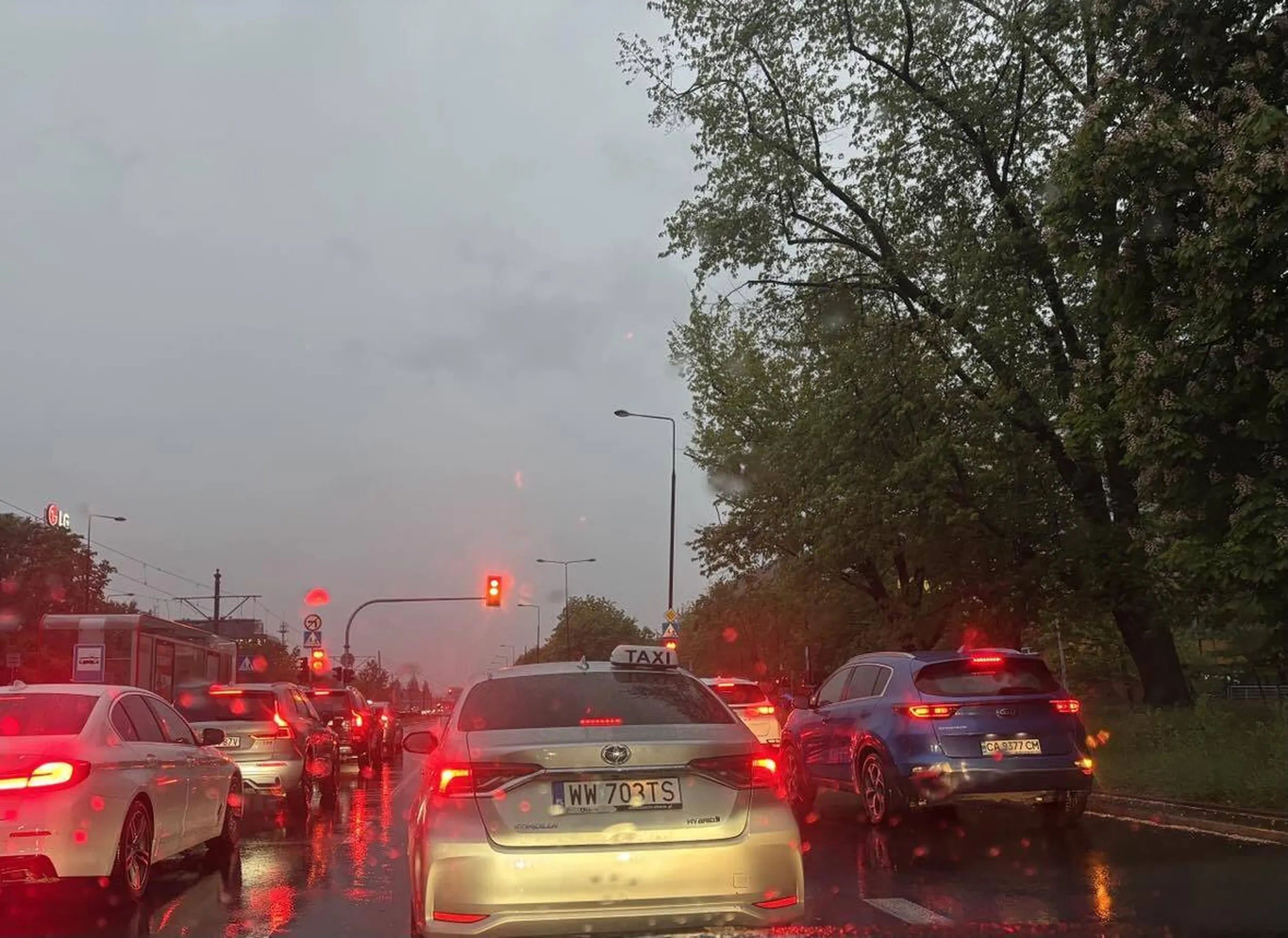 Osobnik za kierownicą tego Bolta, którego kierwcą nie można nazwać, bo byłoby to obrazą dla kierowców, nie wie do czego służą kierunkowzazy - zmienia pasy w gęstym ruchu, nie zważając na innych, oczywiście bez sygnalizowania manewru. Czego się spodziewać po przybyszu ze wschodu za kierownica bolta. Cóż, sami pracują na złą sławę. Warszawa, ul. Wołoska, godz. 19:43.