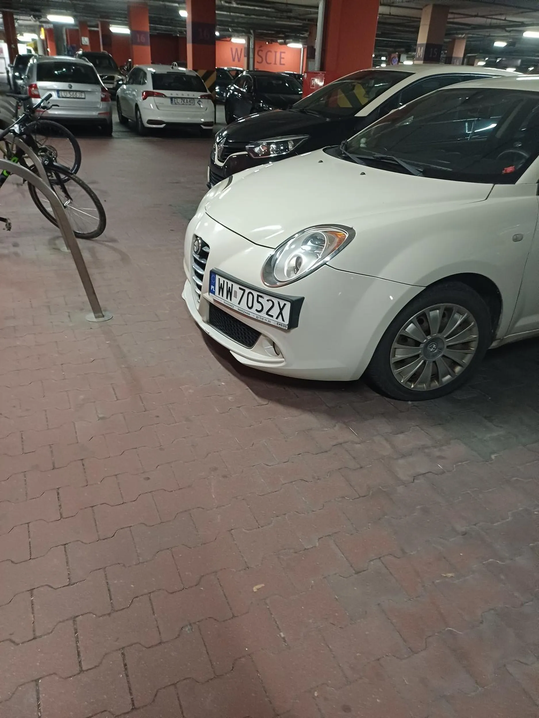 Tragiczne parkowanie połowa auta na chodniku