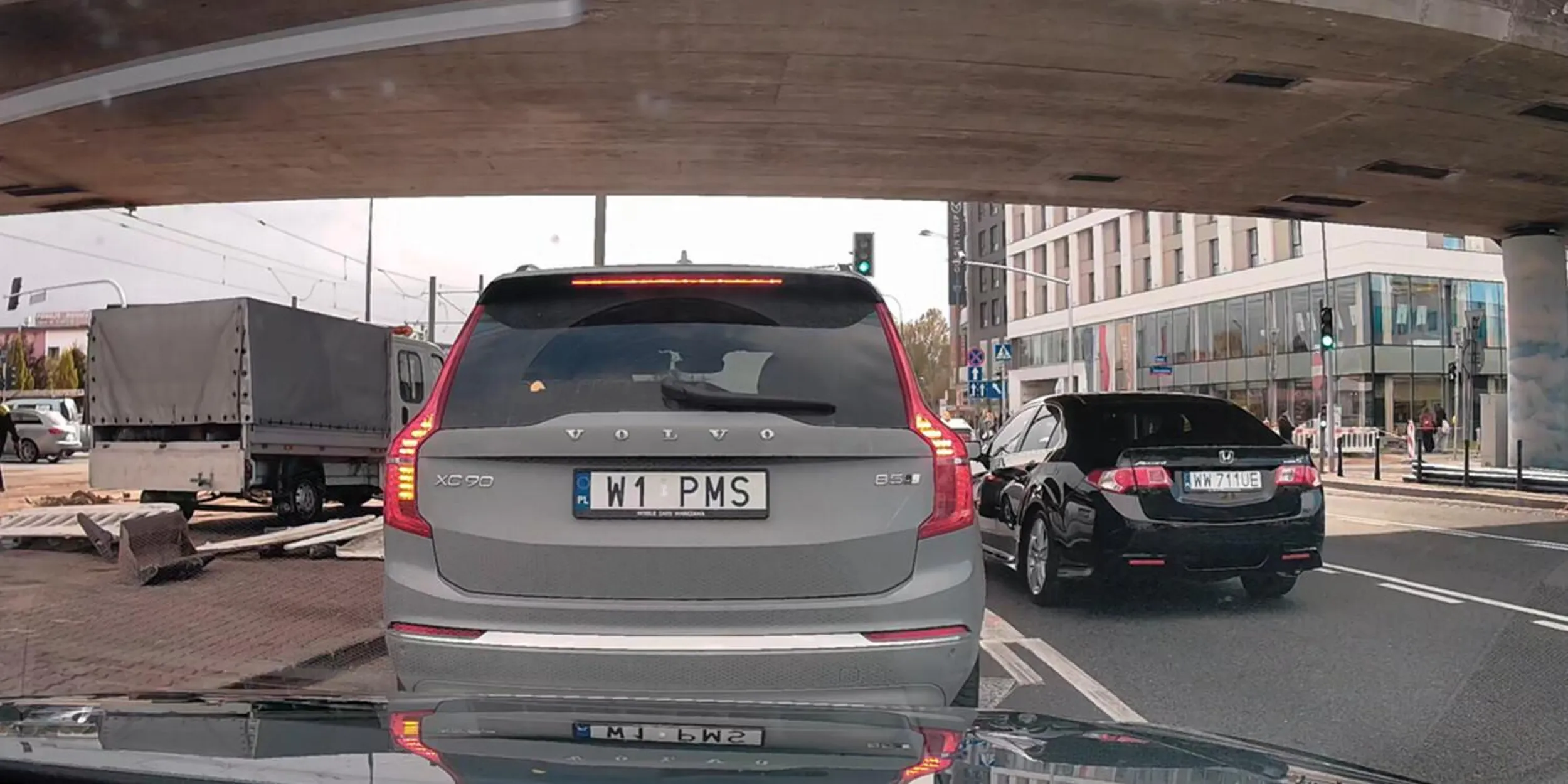 gnojek omija cały korek i wpycha się na końcu na lewosrkęt