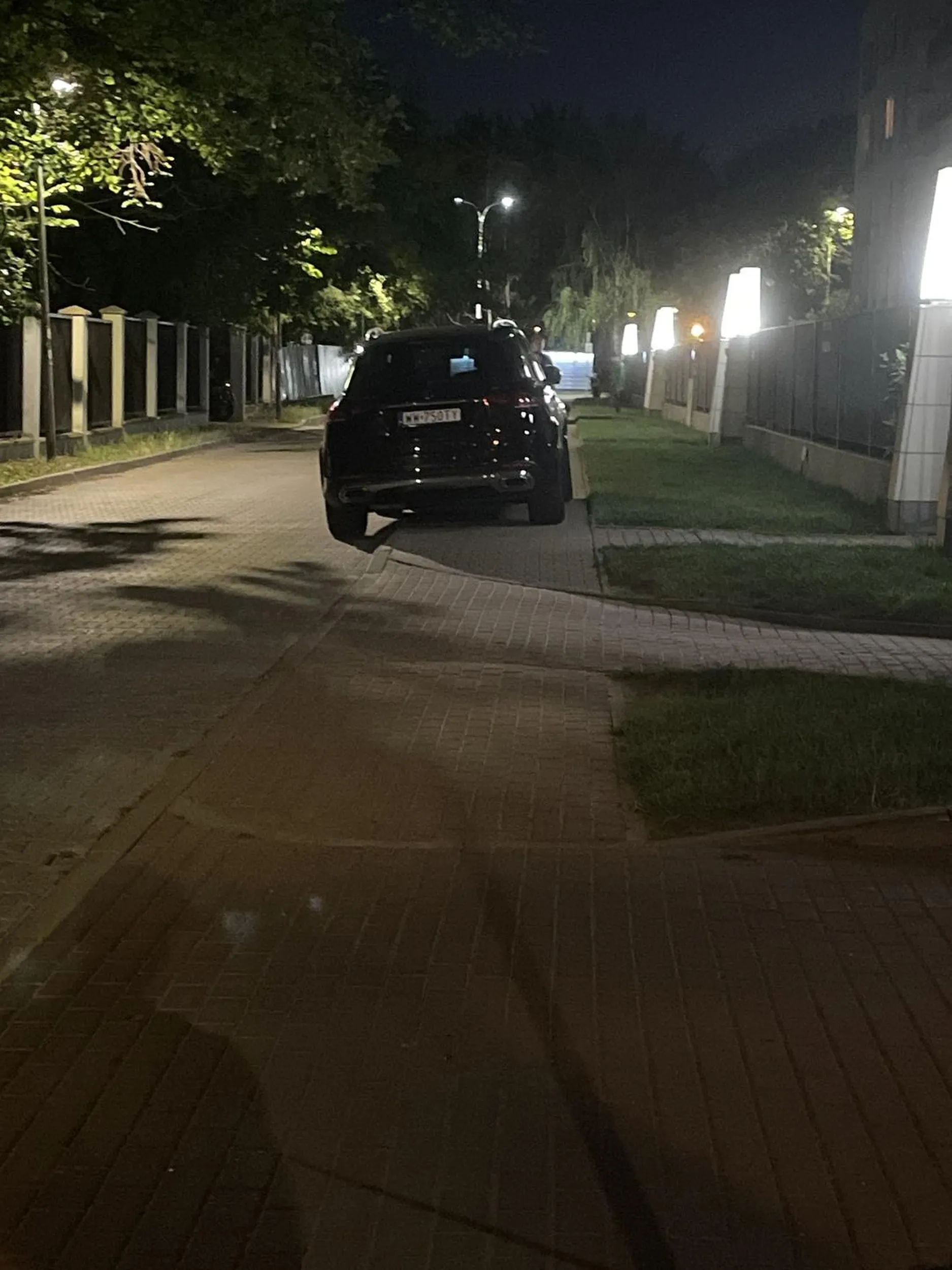 Wielki kierowca staje swoim majbachem na środku chodnika, że nie sposób przejść