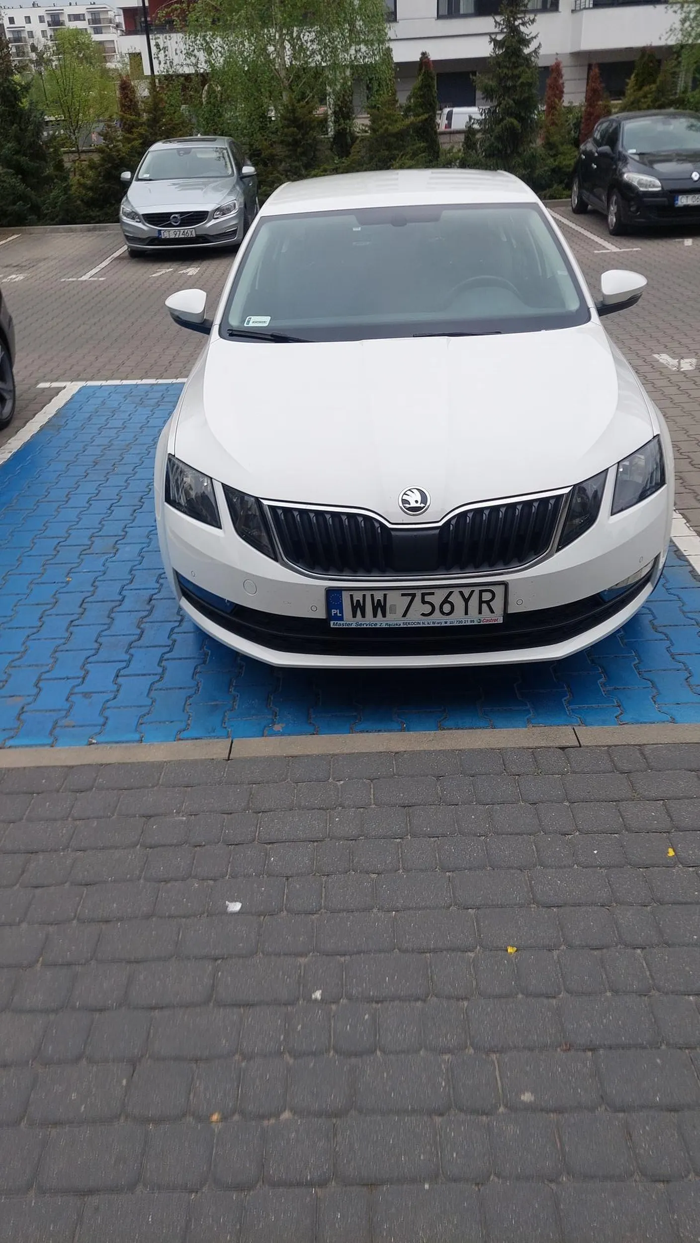 Na grata pieniądze były ale na prawo jazdy i kulturę już nie. Stoi na miejscu dla niepełnosprawnych bez karty.