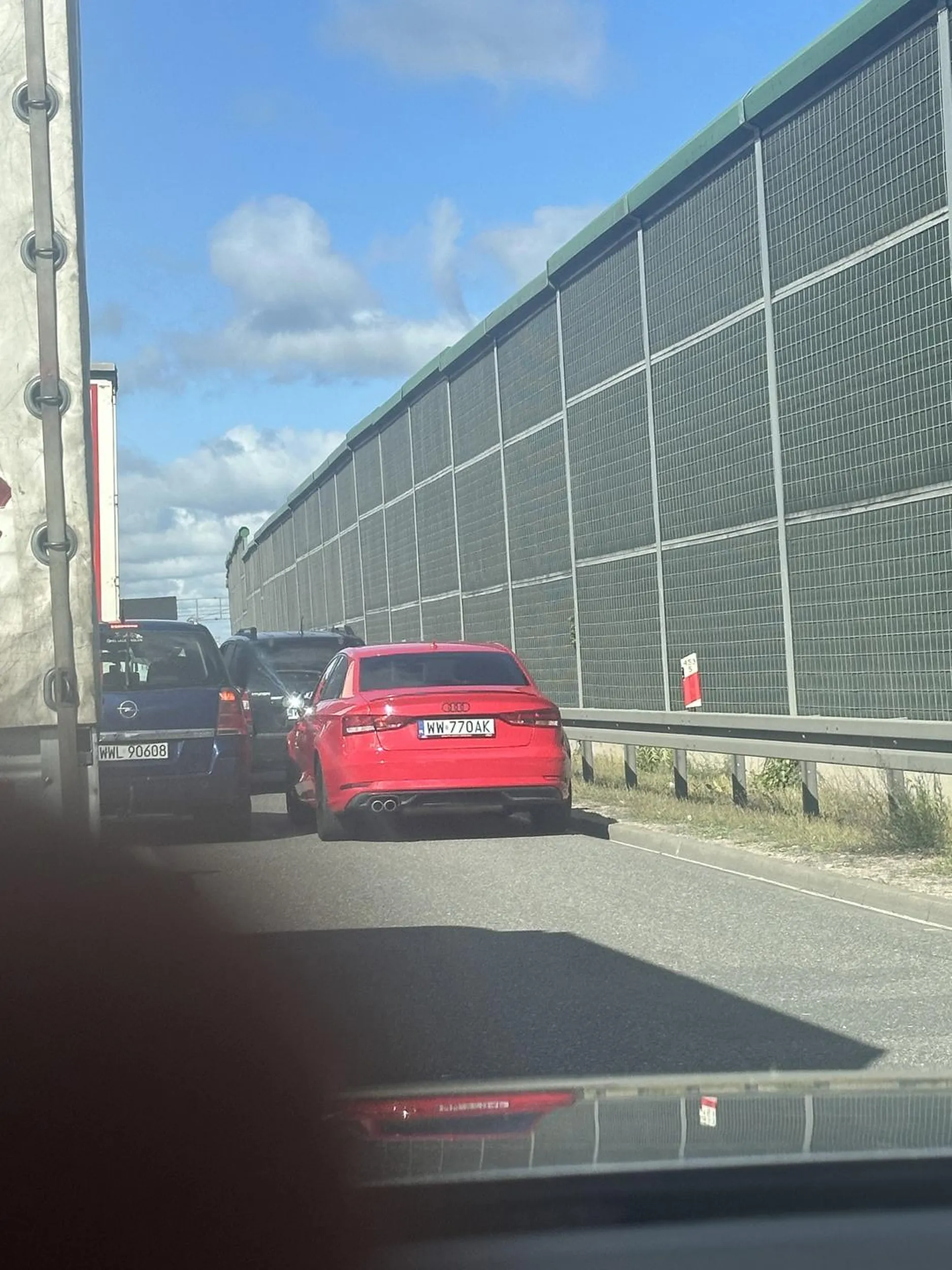 Święta krowa wszyscy stoją a on jedzie po pasie awaryjnym. Dajcie mu punkty