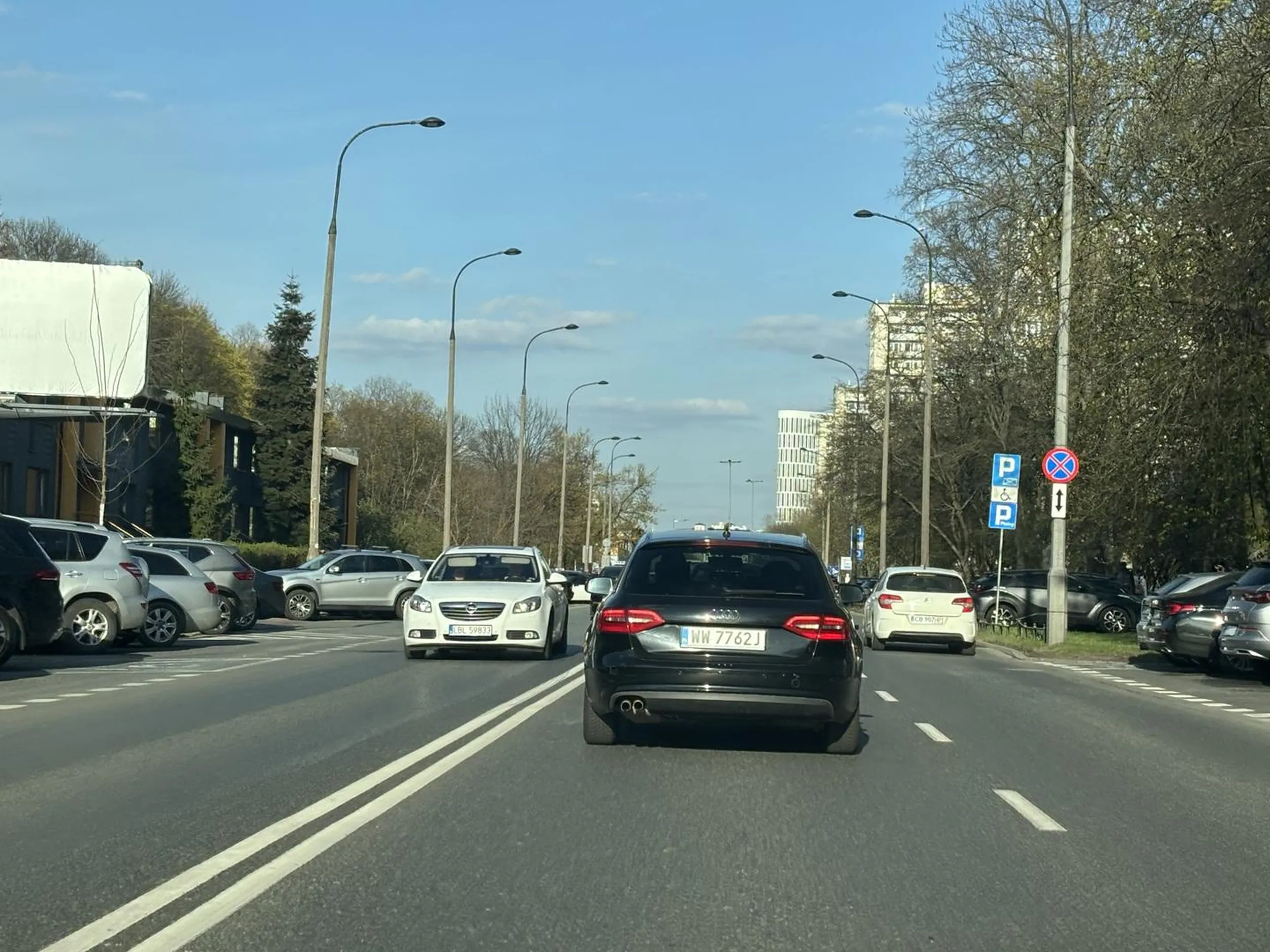 Szaleniec, który o mało mnie nie staranował i wymusił nagłe hamowanie. Ruszylismy spod świateł w porównywalnym tempie, przyspieszył i zaczął mnie wyprzedzać, ale skończył mu się lewy pas, i nie patrząc na to, że jestem tuż obok po prawej stronie, zaczął gwałtownie zajeżdżać mi drogę. Gdybym nie zahamował gwałtownie, to doszłoby do kolizji. Zanim zaczniesz jeździć, naucz się, że jak zmieniasz pas, to patrzysz w lusterka i ustępujesz pierwszeństwa tym, którzy już sa na tym pasie, a tym bardziej, jeśli są po prawej stronie!