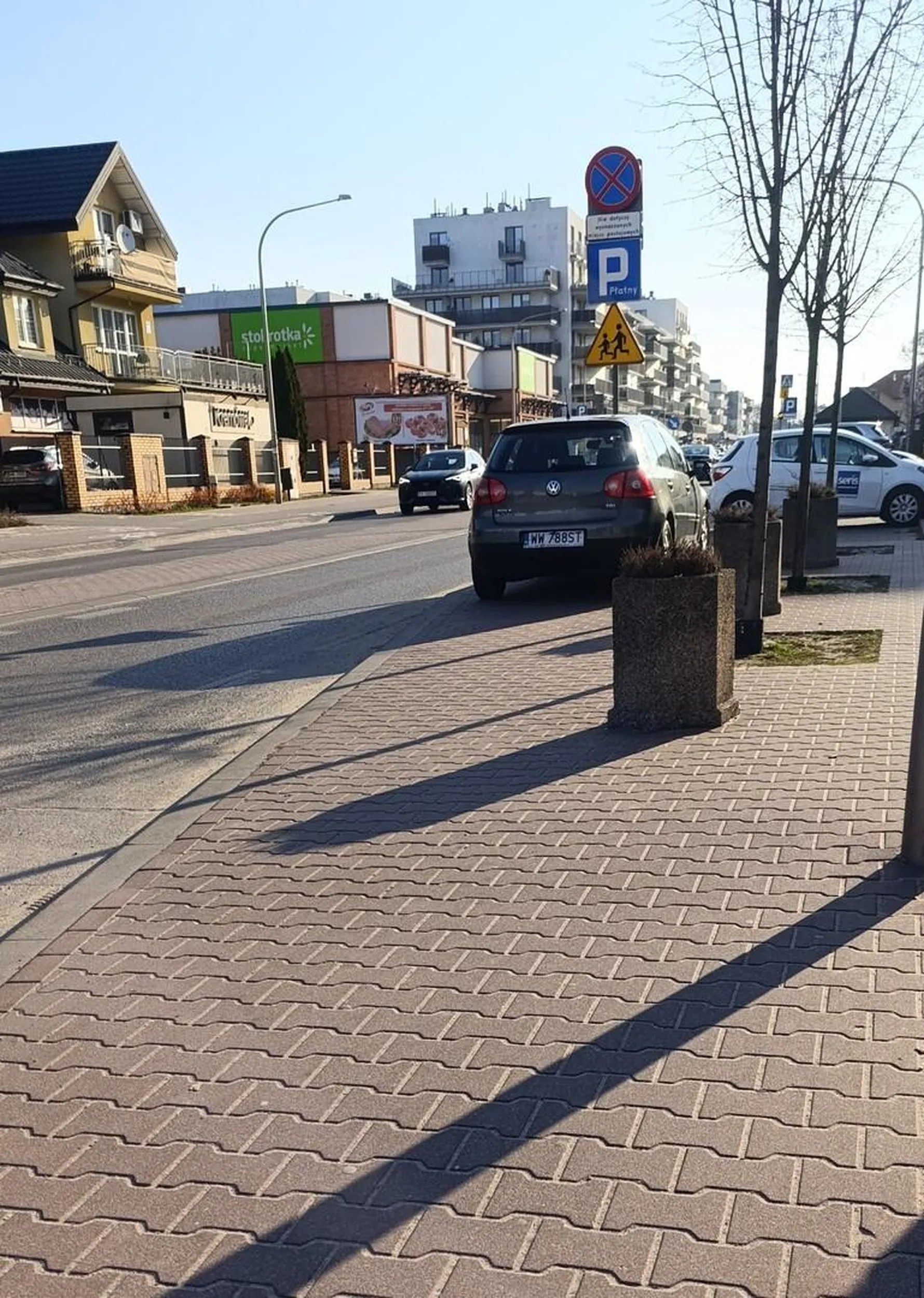 Parkuje w niedozwolonym miejscu - na chodniku. Ciekawe kto później zapłaci za remont krawężnika i chodnika?