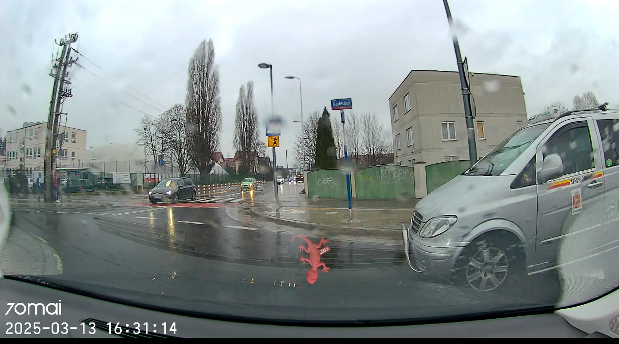 Kierowcy nie spodobała się moja obecność na rodzie więc wjechał na nie nie patrząc na to że zaraz będzie w moim błotniku, co spowodowało że musiałem uciec na rondo po czym sobie spokojnie odjechał. Pozdrawiam cieplutko