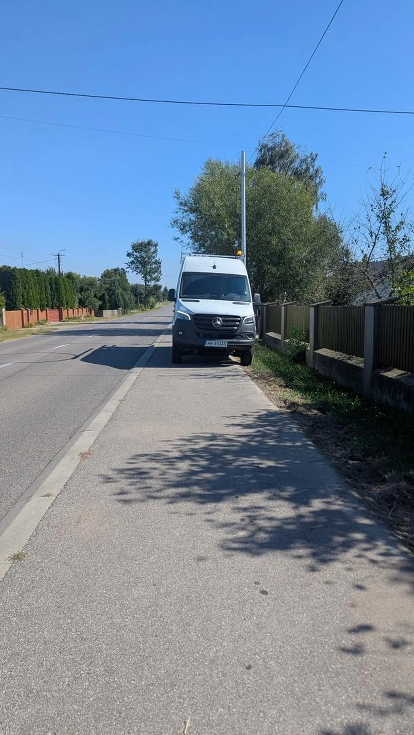Parkuje na drodze dla rowerów zajmując praktycznie całą jej szerokość.