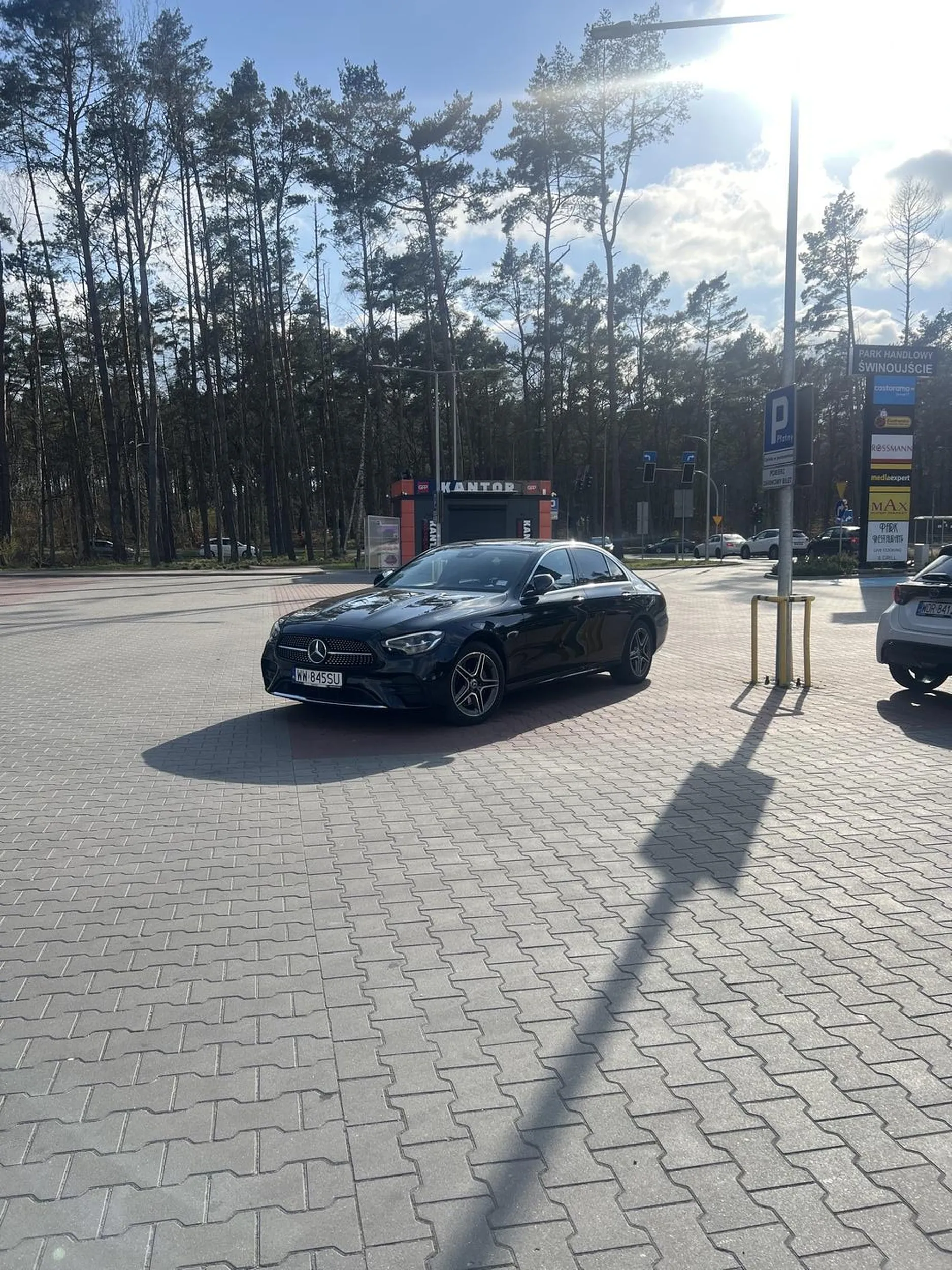 Ktoś ma tak duże auto, że potrzebne są aż dwa miejsca parkingowe.