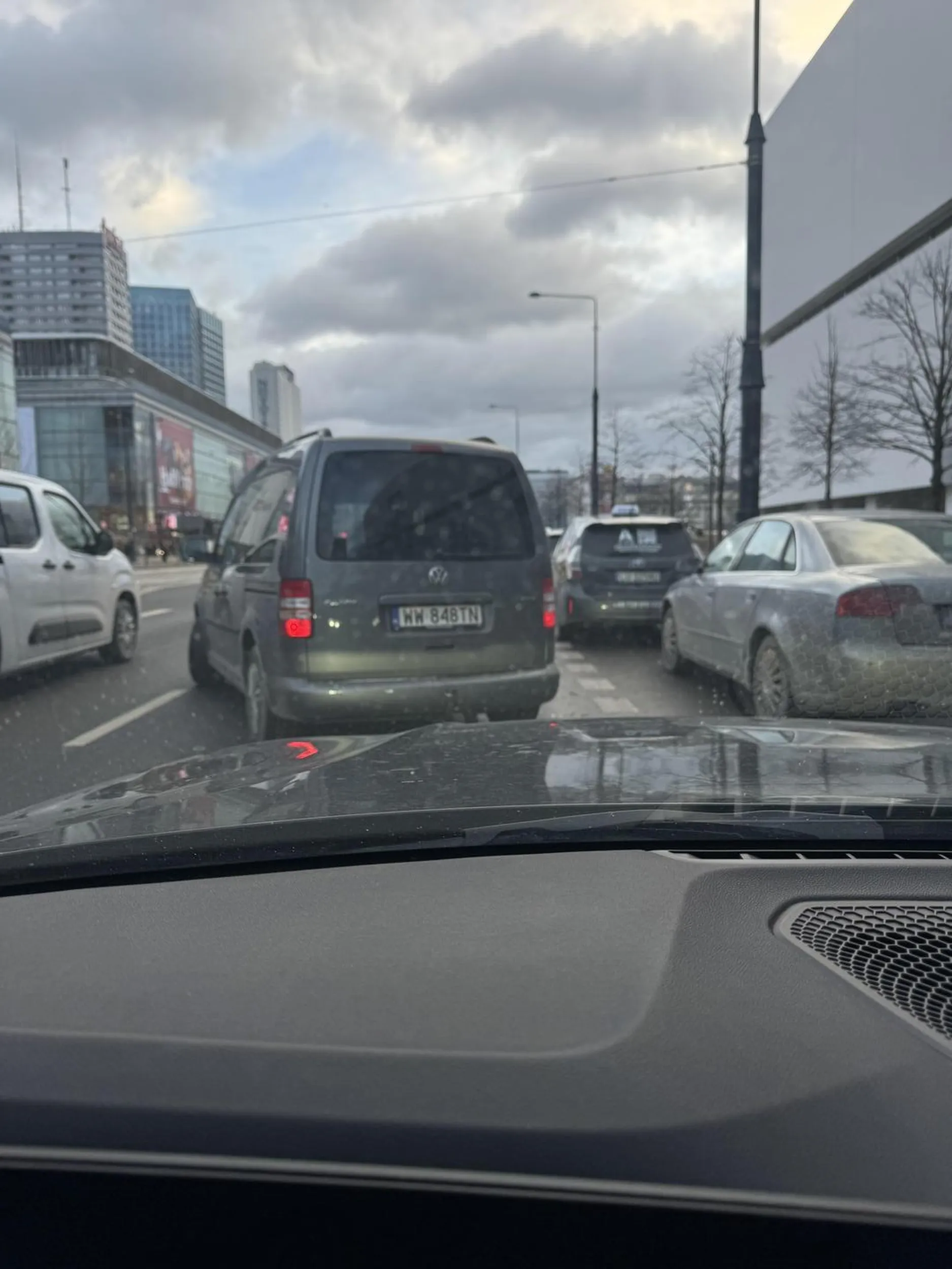 Prosimy o rozwinięcie czerwonego dywanu i usunięcie się z drogi. Kierowca dokonał niesamowitego wyczynu biologicznego – spłodził potomstwo – w związku z czym kodeks drogowy i zasady kultury go nie obowiązują. UWAGA: Jego rodzina posiada specjalne uprawnienia do robienia za „żywe pachołki” i rezerwowania miejsc parkingowych własnym ciałem bo mają dzieci.