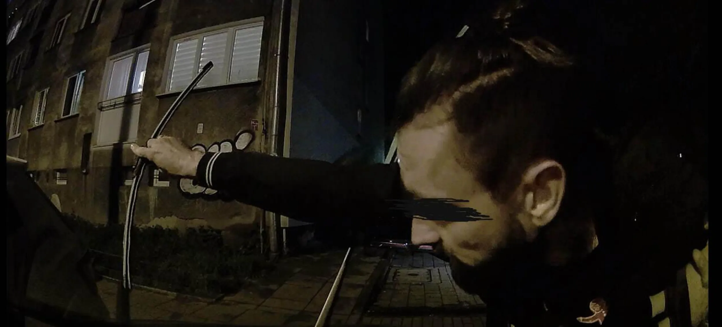 Kierowca – wandal. Sytuacja została zgłoszona do ubezpieczalni wraz z danymi z kamery monitoringu. Kilkakrotnie siłą próbował podnieść wycieraczkę. Pozostawił głęboką rysę na wewnętrznej krawędzi maski. P.S. Sam zaparkował się dwa samochody dalej.