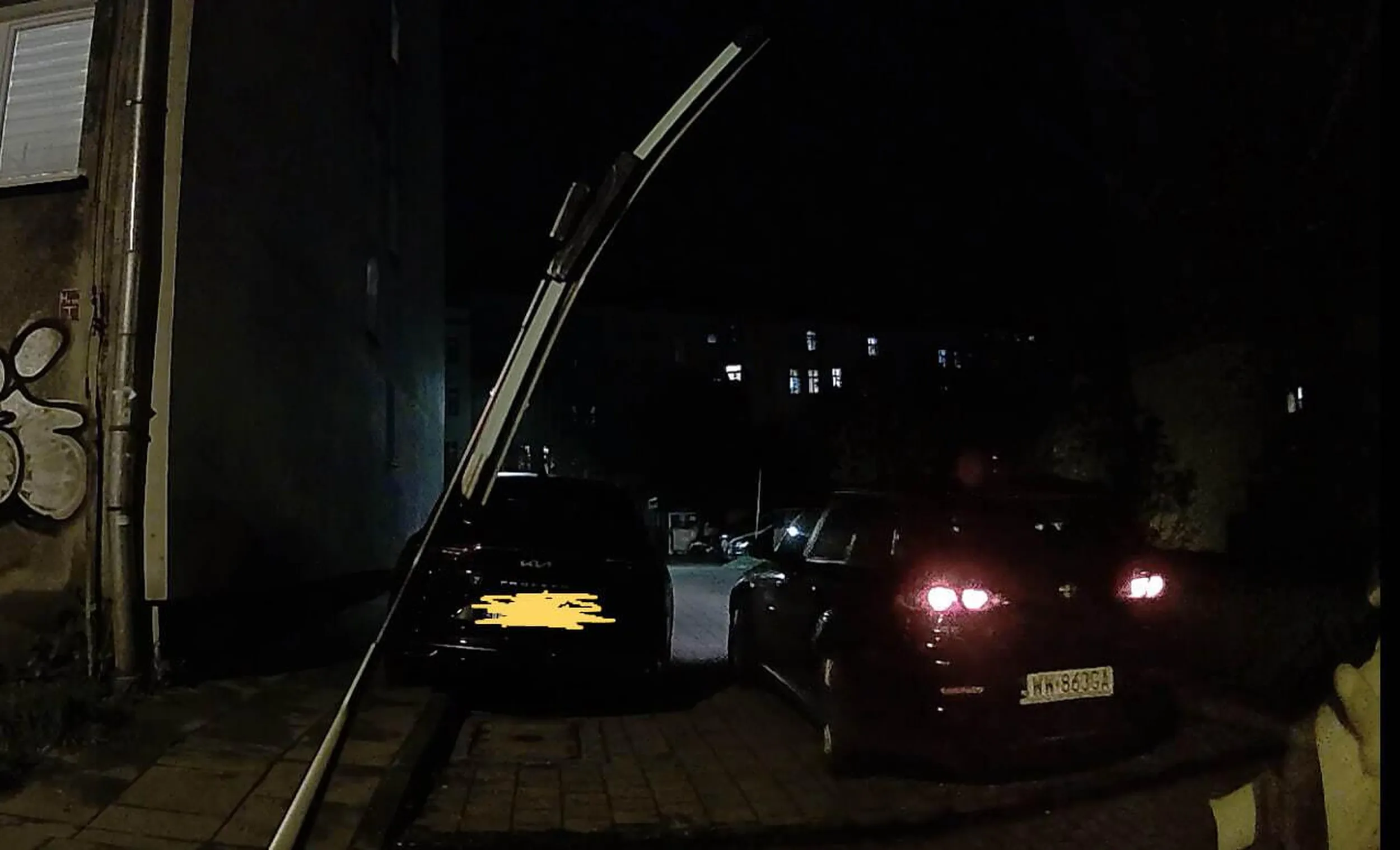 Kierowca – wandal. Sytuacja została zgłoszona do ubezpieczalni wraz z danymi z kamery monitoringu. Kilkakrotnie siłą próbował podnieść wycieraczkę. Pozostawił głęboką rysę na wewnętrznej krawędzi maski. P.S. Sam zaparkował się dwa samochody dalej.