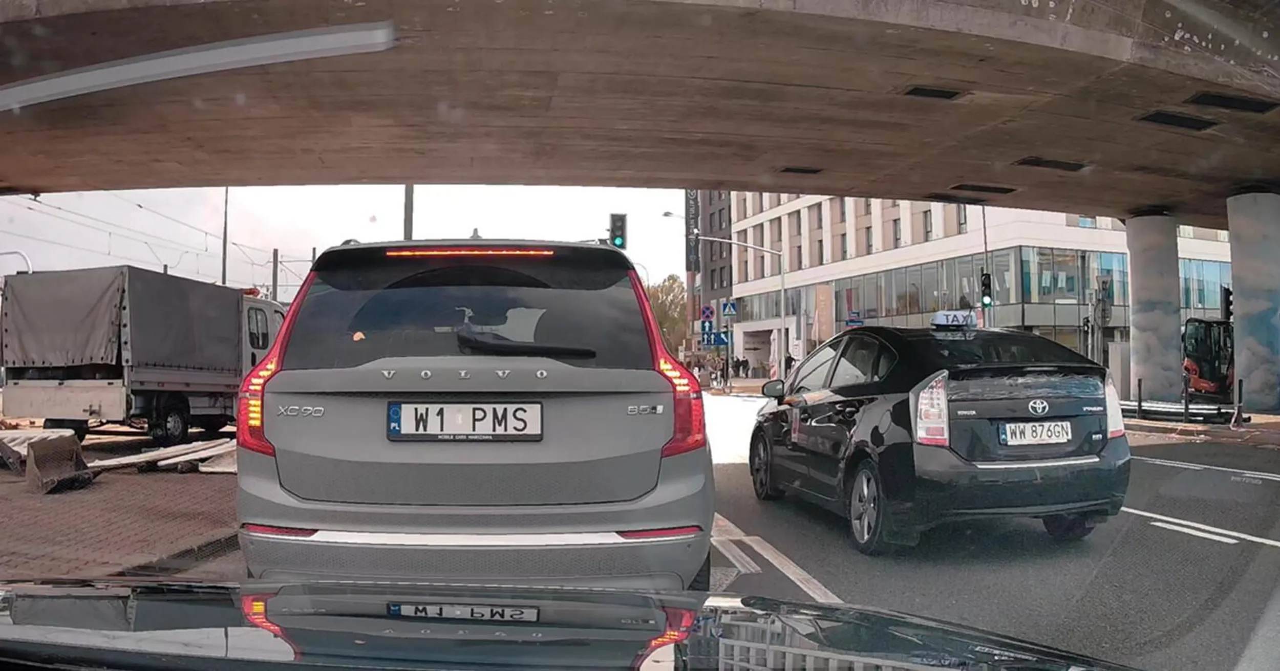 gnojek omija cały korek i wpycha się na końcu na lewosrkęt