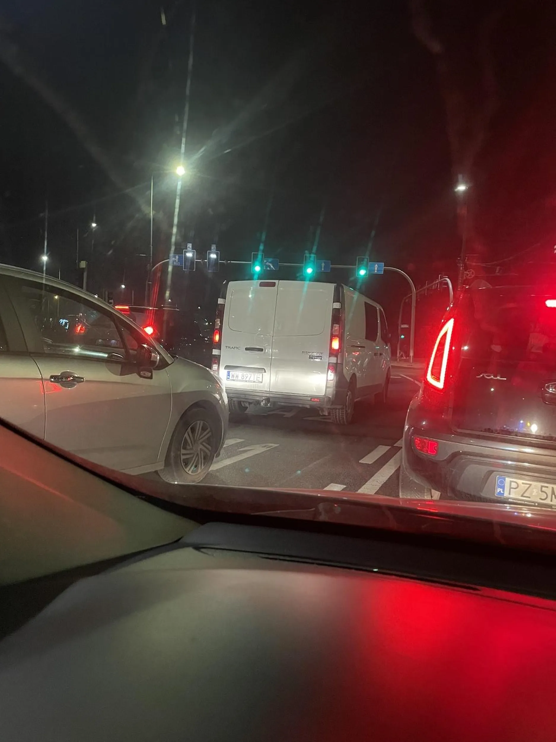 Rondo Rataje, kolejny półmózg który nie wie jak poruszać się pasem zewnętrznym podczas skrętu w lewo w stronę Krzywoustego! Poprawka prawa jazdy by się przydała…