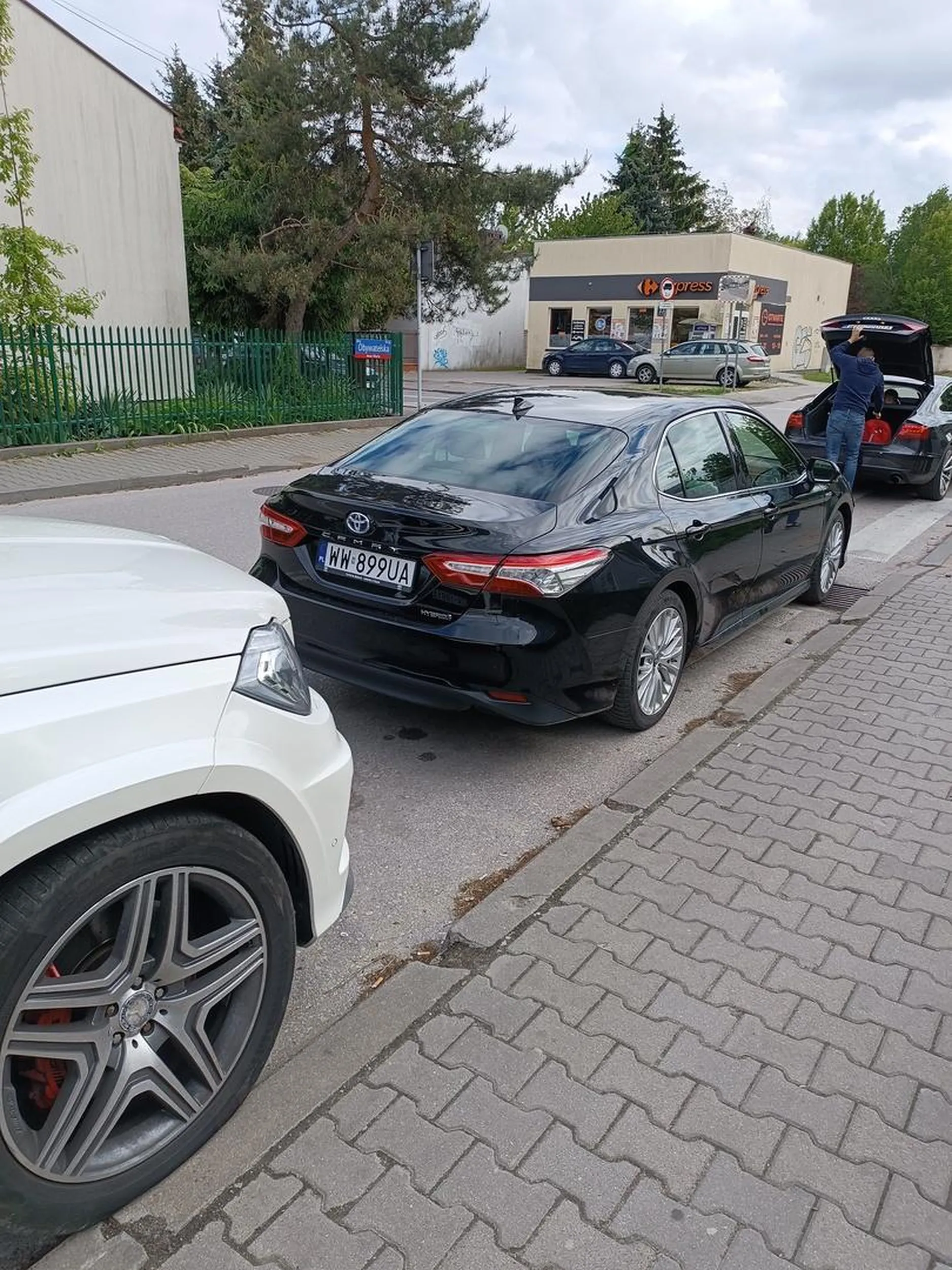 Poziom IQ kierowcy rowny poziomowi asfaltu, chcialem grzecznie wyjasnic ze parkujac tuz przy pasach stwarza zagrożenie to grozil mi ze dostanę w pysk i zwywal od spoleczniakow