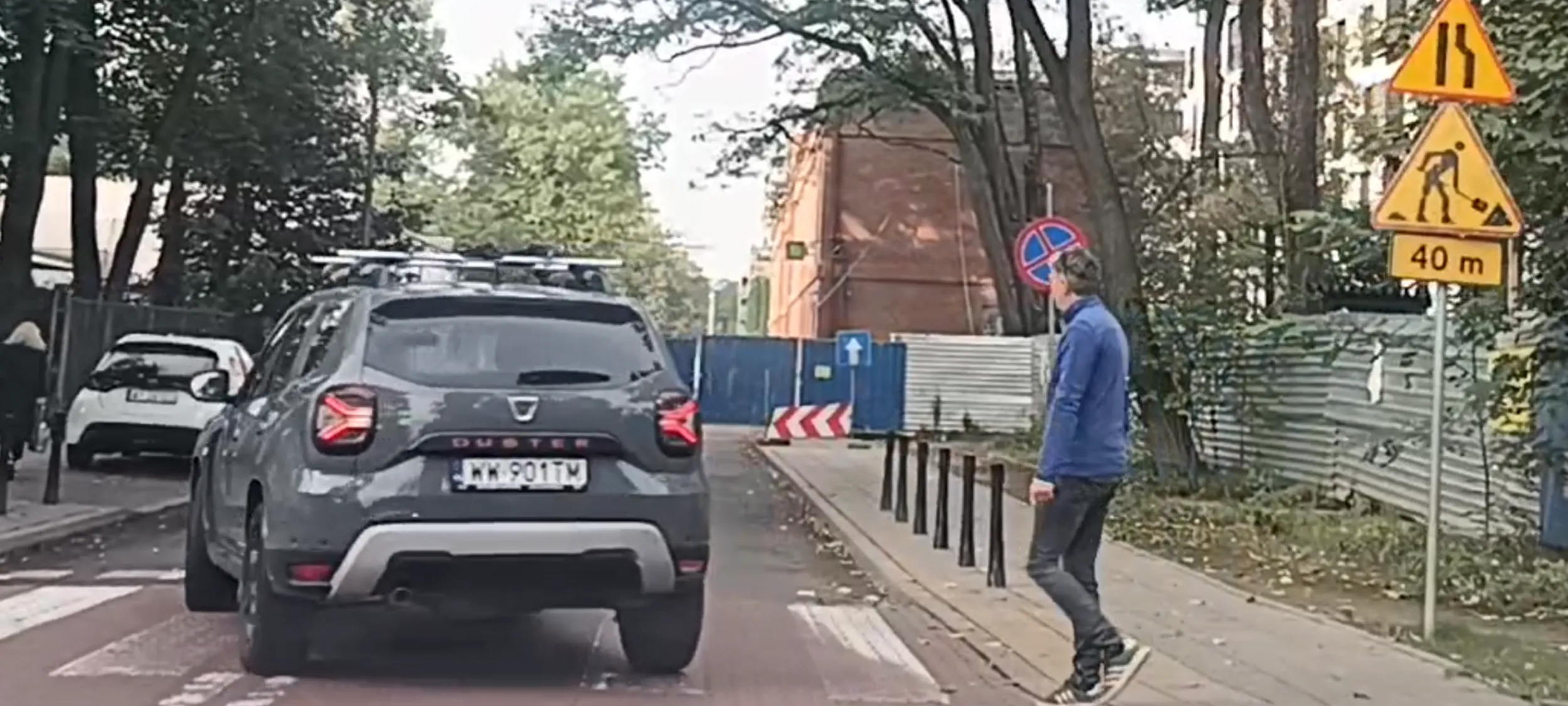 Bandyta drogowy prawie przejechał pieszego na przejściu dla pieszych