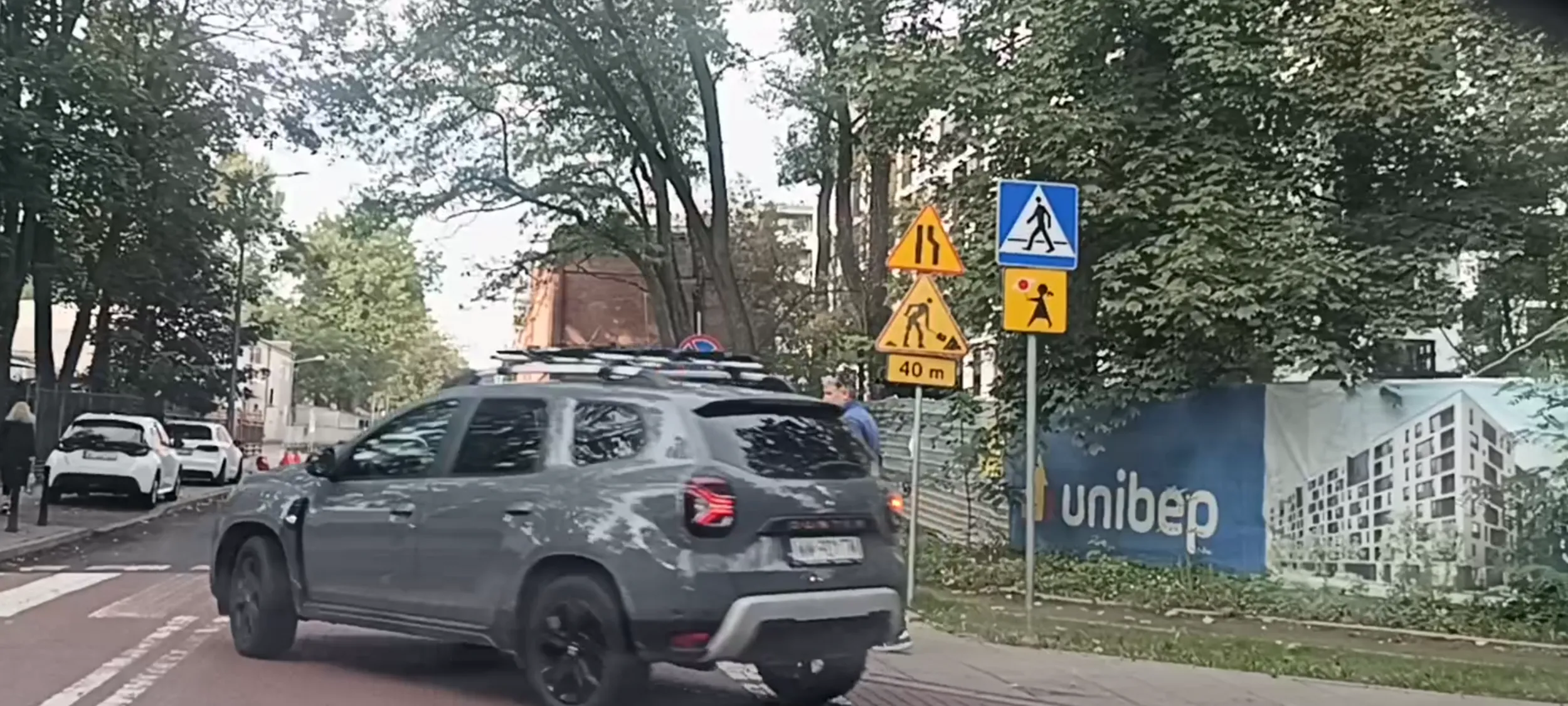 Bandyta drogowy prawie przejechał pieszego na przejściu dla pieszych