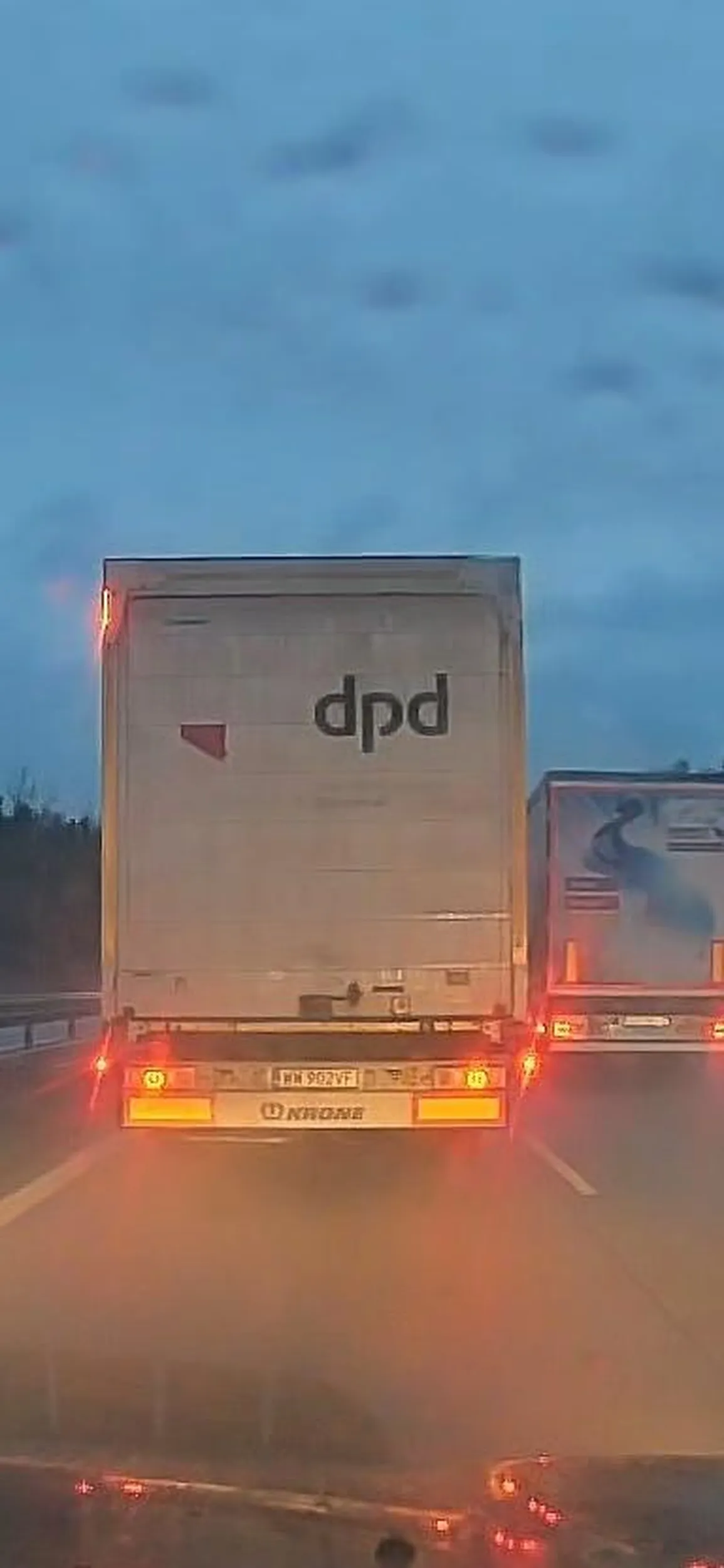 Na drodze ekspresowej ciężarówka wyprzedza, powodując 8-minutowe opóźnienie i utrudnienia w ruchu.