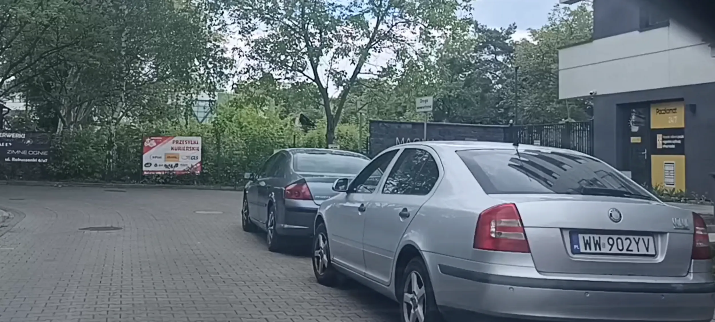 Wieś parkuje na chodniku na ulicy z zakazem zatrzymywania się i postoju