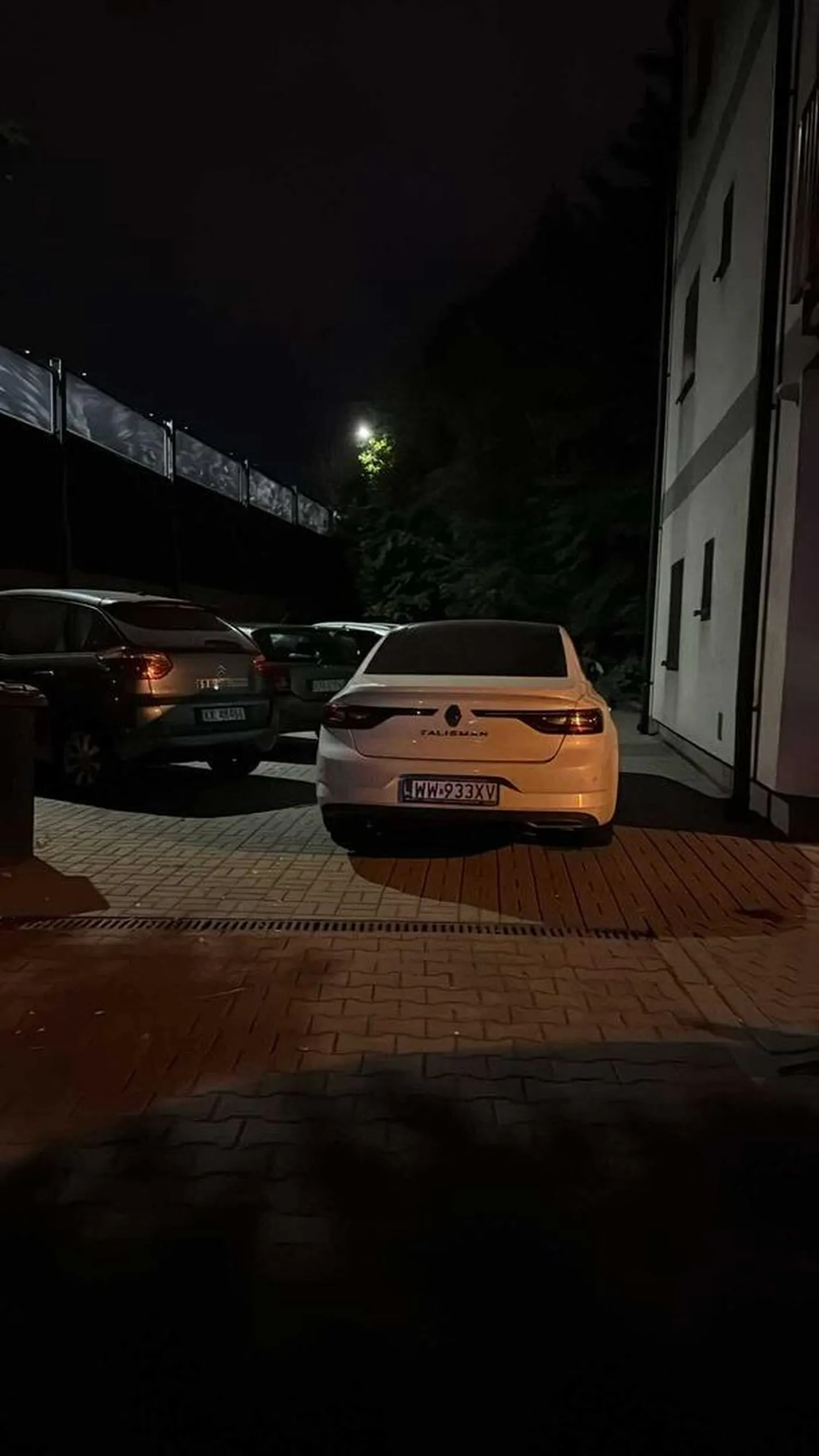 Jak widać na załączonym obrazku, kierowca jest niepełnosprawny, choć tutaj to i tak zbyt łagodne określenie