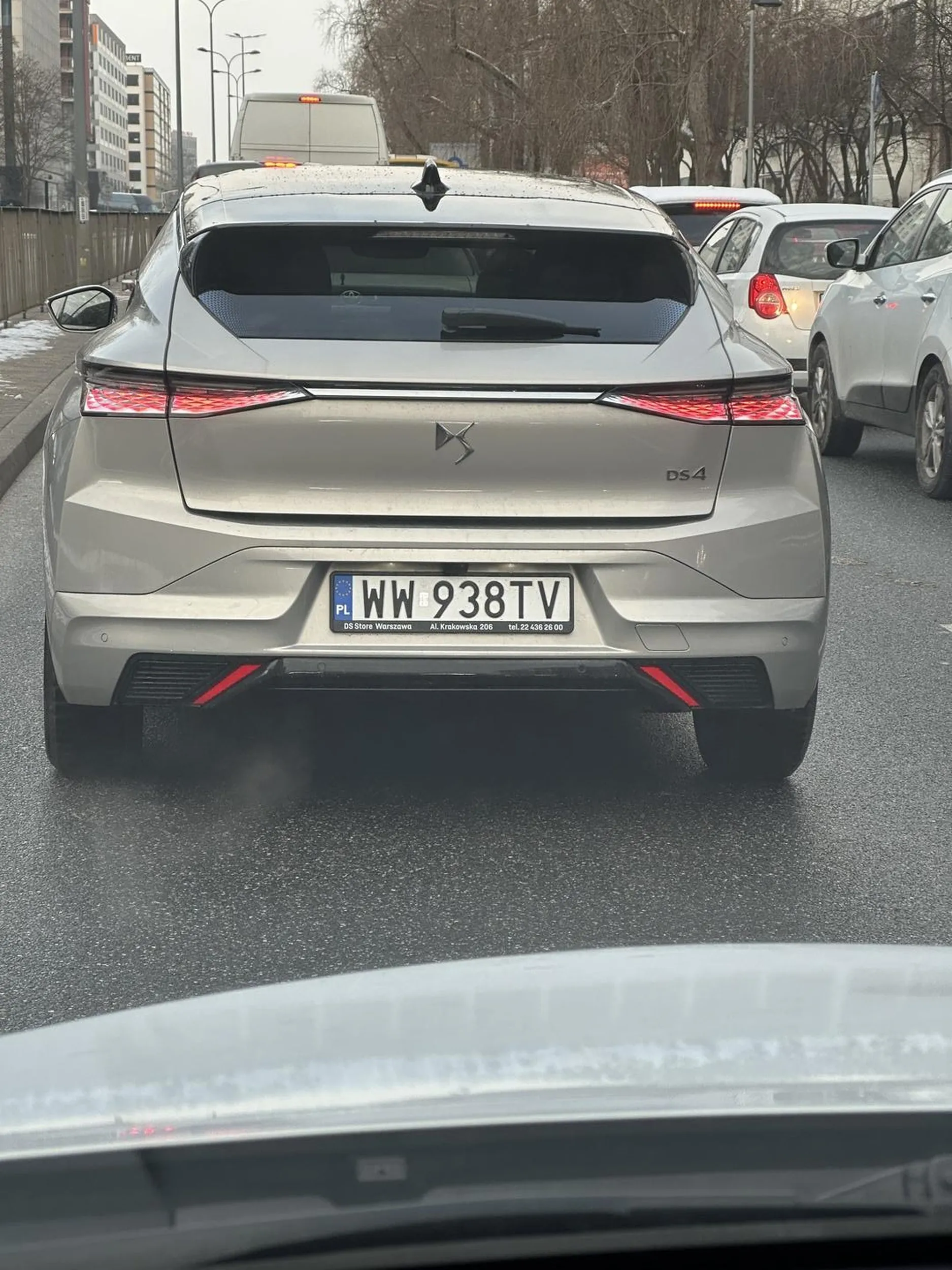 Kolega używa długich świateł na drodze z ograniczeniem do 50, kiedy jechałem 70.