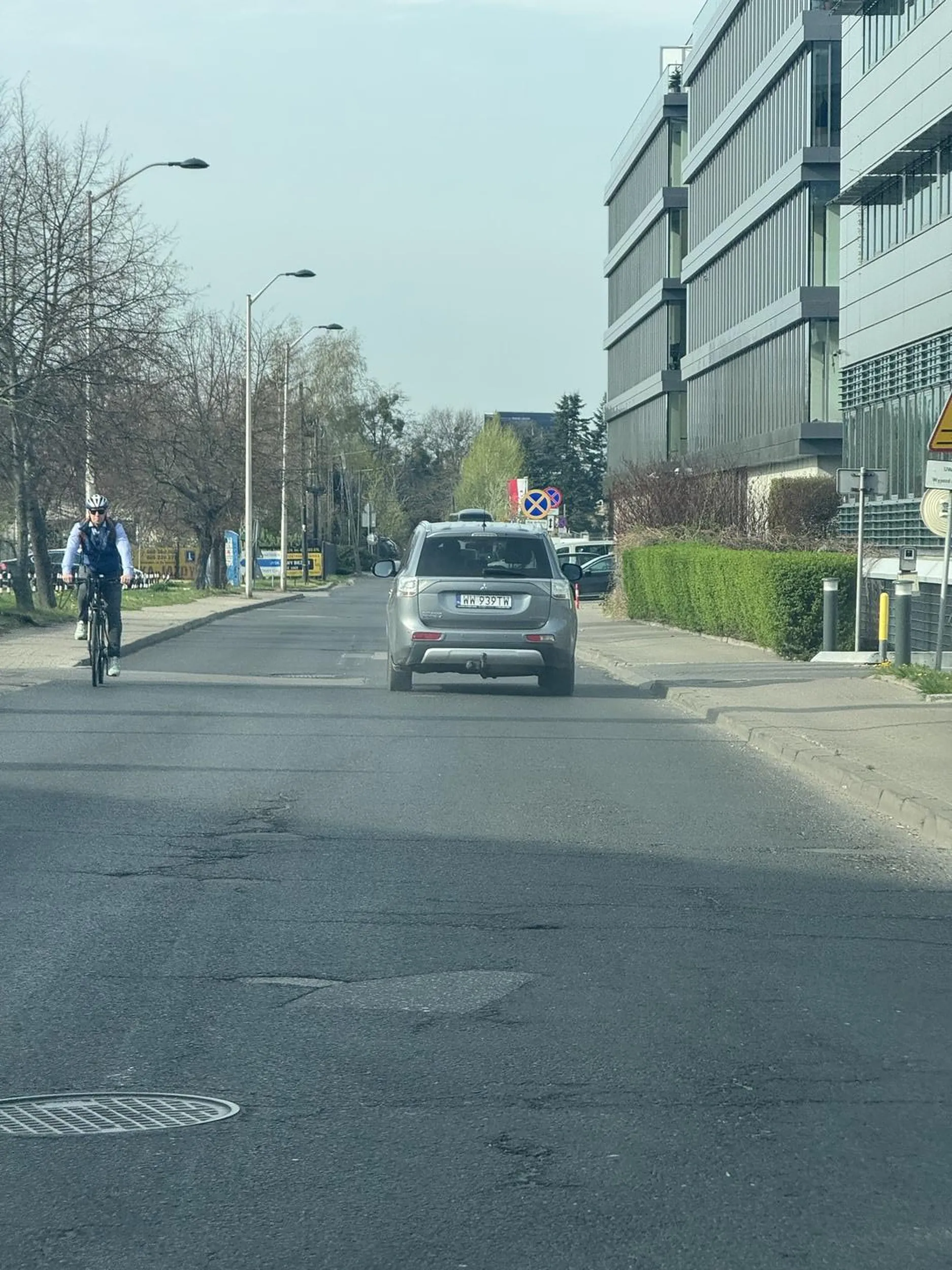 Arogancki, bucowaty. Wpycha się zamiast czekać na swoją kolejność w korku. Wymuszasz chłopie pierwszeństwo, tworzysz zagrożenie wyprzedzając na siłę. Każdy gdzieś się spieszy, ale tutaj widzę typie, że jesteś ważniejszy niż inni. Współczuję rodzinie.