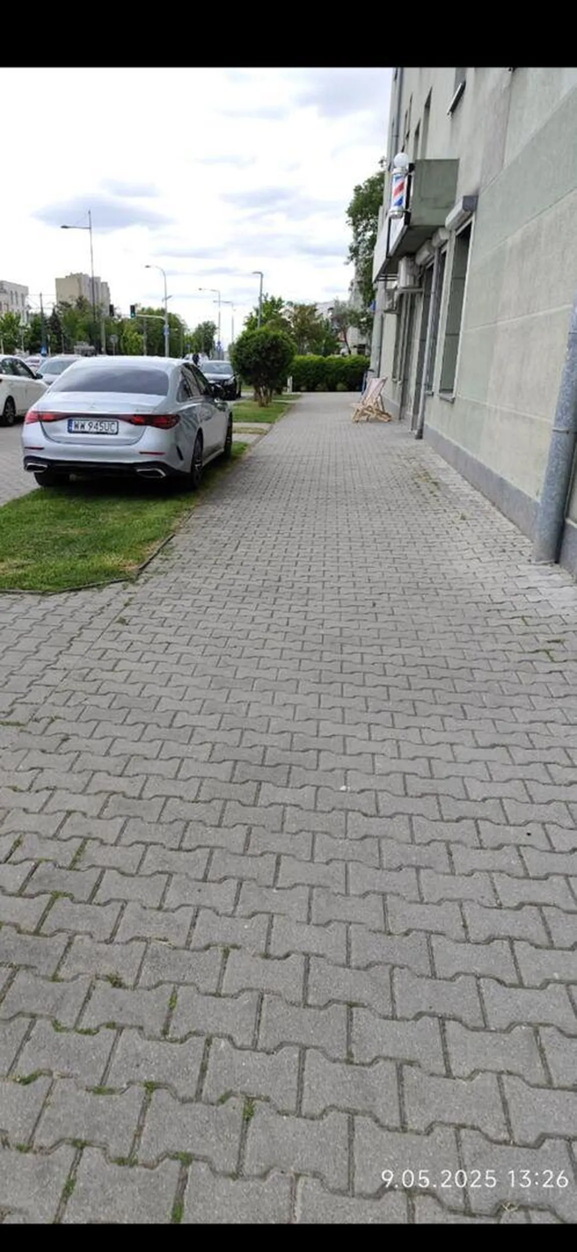 Kutas parkuje na trawniku.