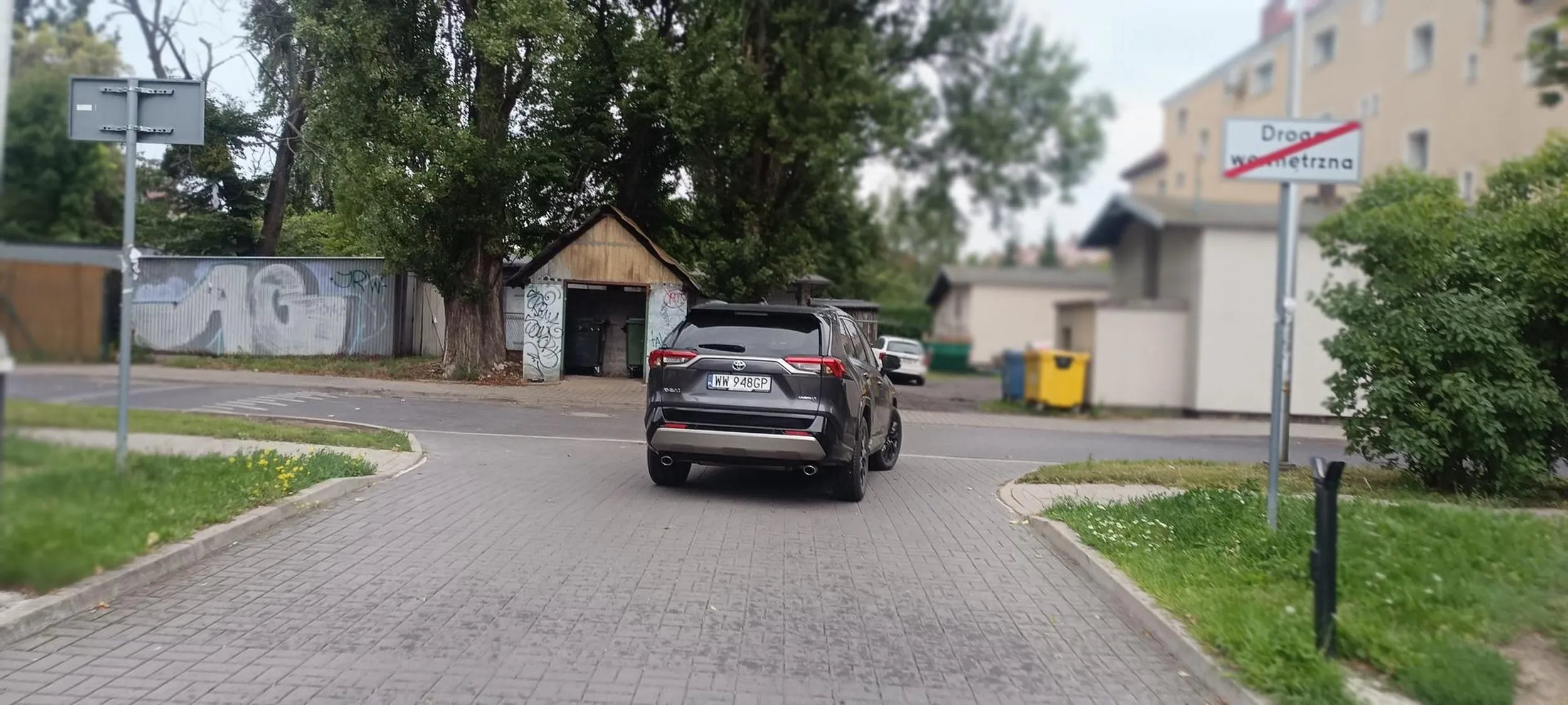 Kierowca rozmawiając przez telefon nie ustąpił pierwszeństwa w momencie jak jechałem na rowerze. Na prośbę moją żeby zwrócić mu uwagę zignorował i odjechał.