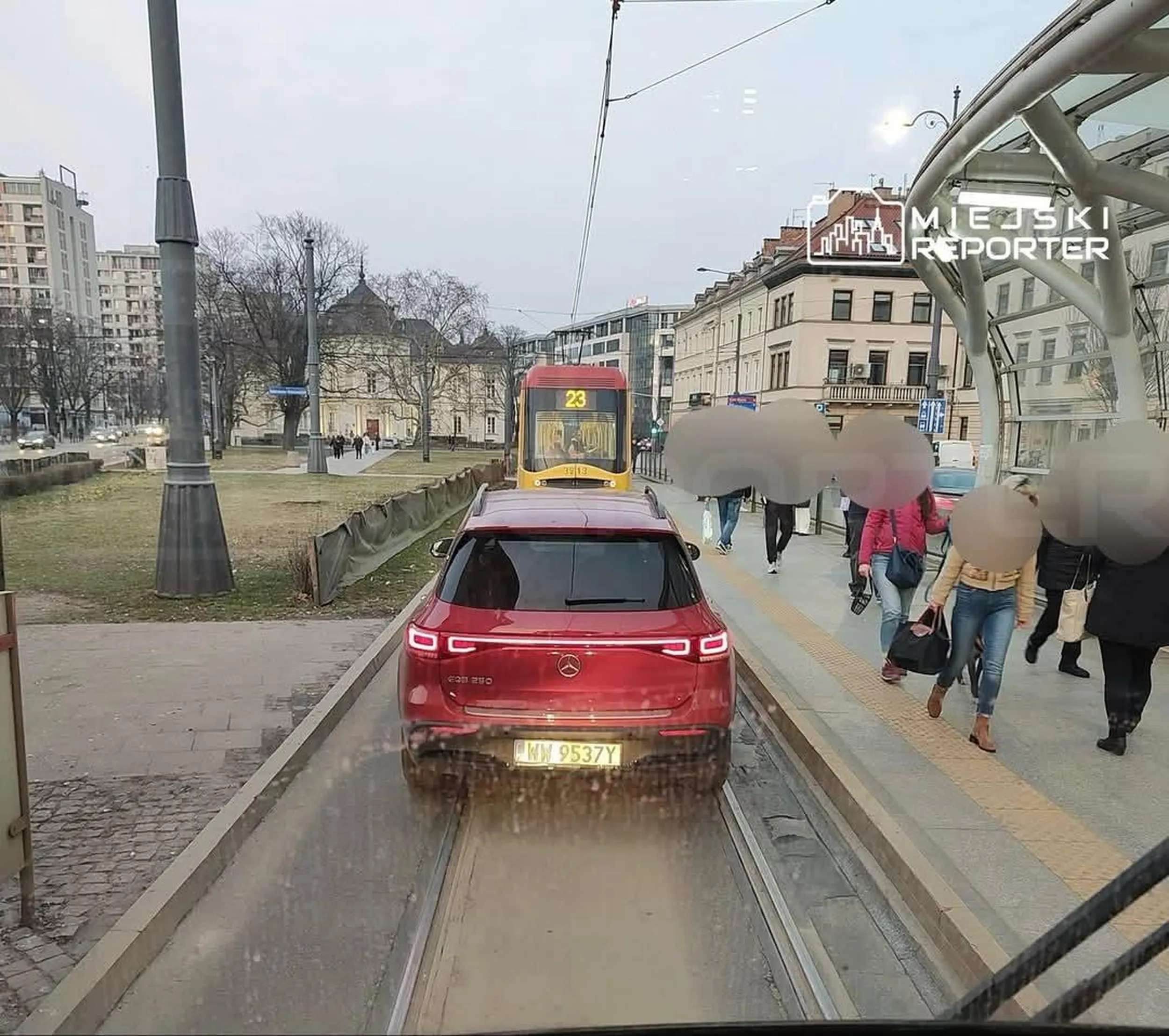 Elektryczny Mercedes udający tramwaj. Przystanek metro Arsenał. Wydzielony pas ruchu dla tramwajów i autobusów w kierunku pl. Zamkowego (trasa W-Z).