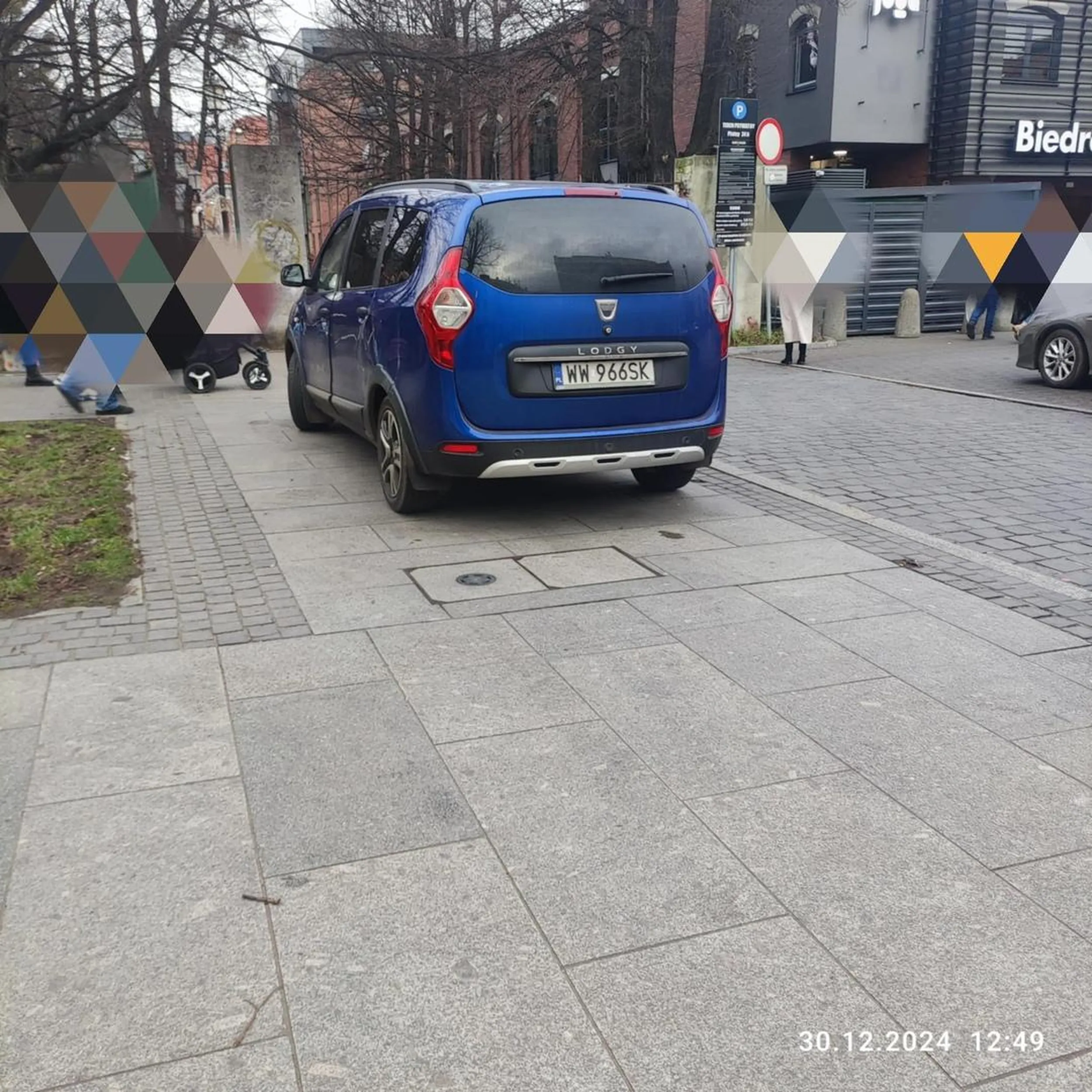 Cwaniaczek zamiast poprawnie zaparkować na parkingu przed biedronką w Gdańsku, to najłatwiej na chodniku. Życzenie noworoczne? Obyś szybko stracił prawo jazdy. :)