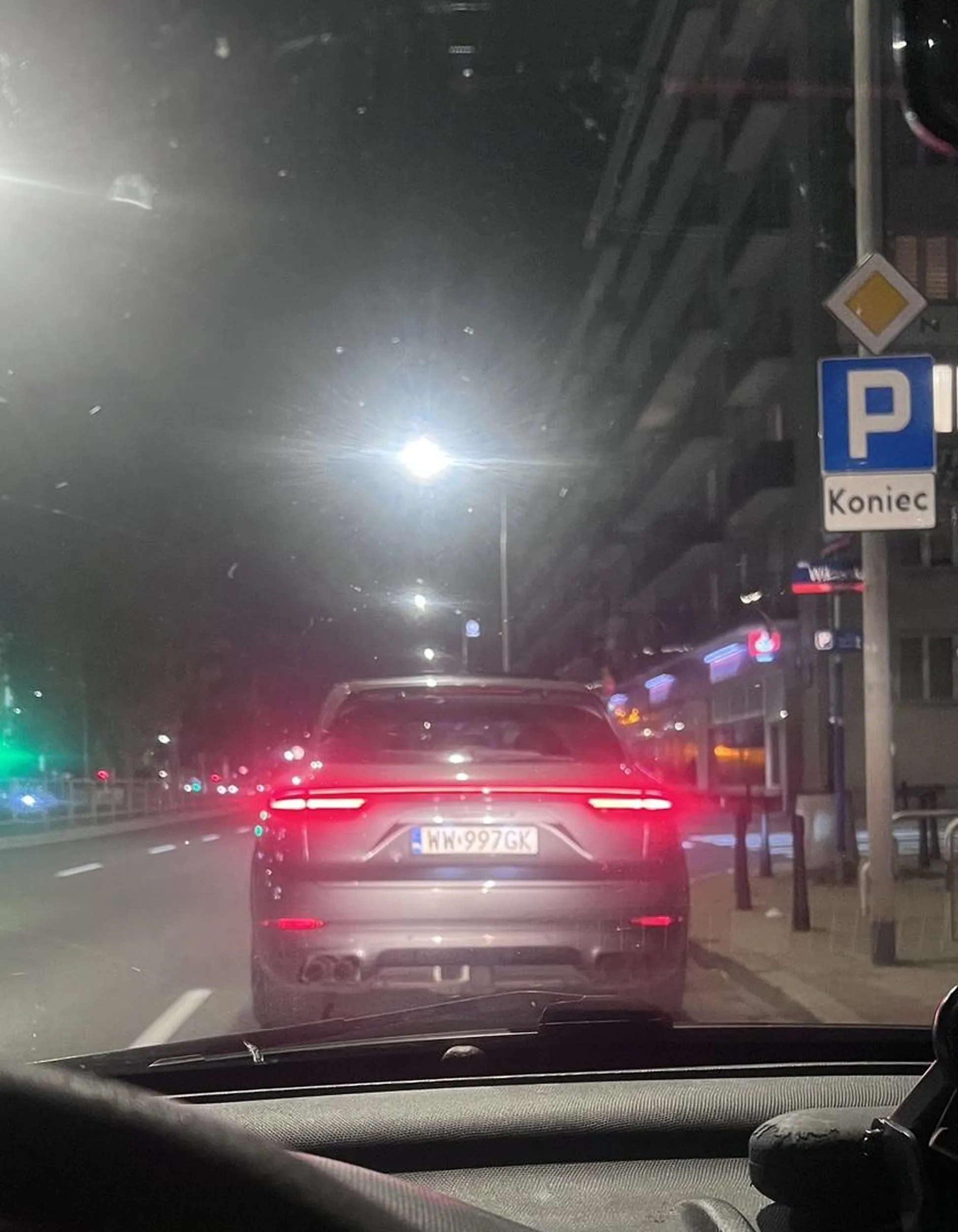 Dzień dobry, przed chwilą miałam nie przyjemną sytuacje. Na roku Puławskiej i Wiktorskiej w Warszawie „Pan” na samym skręcie postanowił sobie zrobić prostuj Jak użyłam klaksonu aby zjechał, zobaczyłam ?, kierowca bardzo dobrze się bawił z „koleżanką” w aucie i nie zamierzał zjechać.