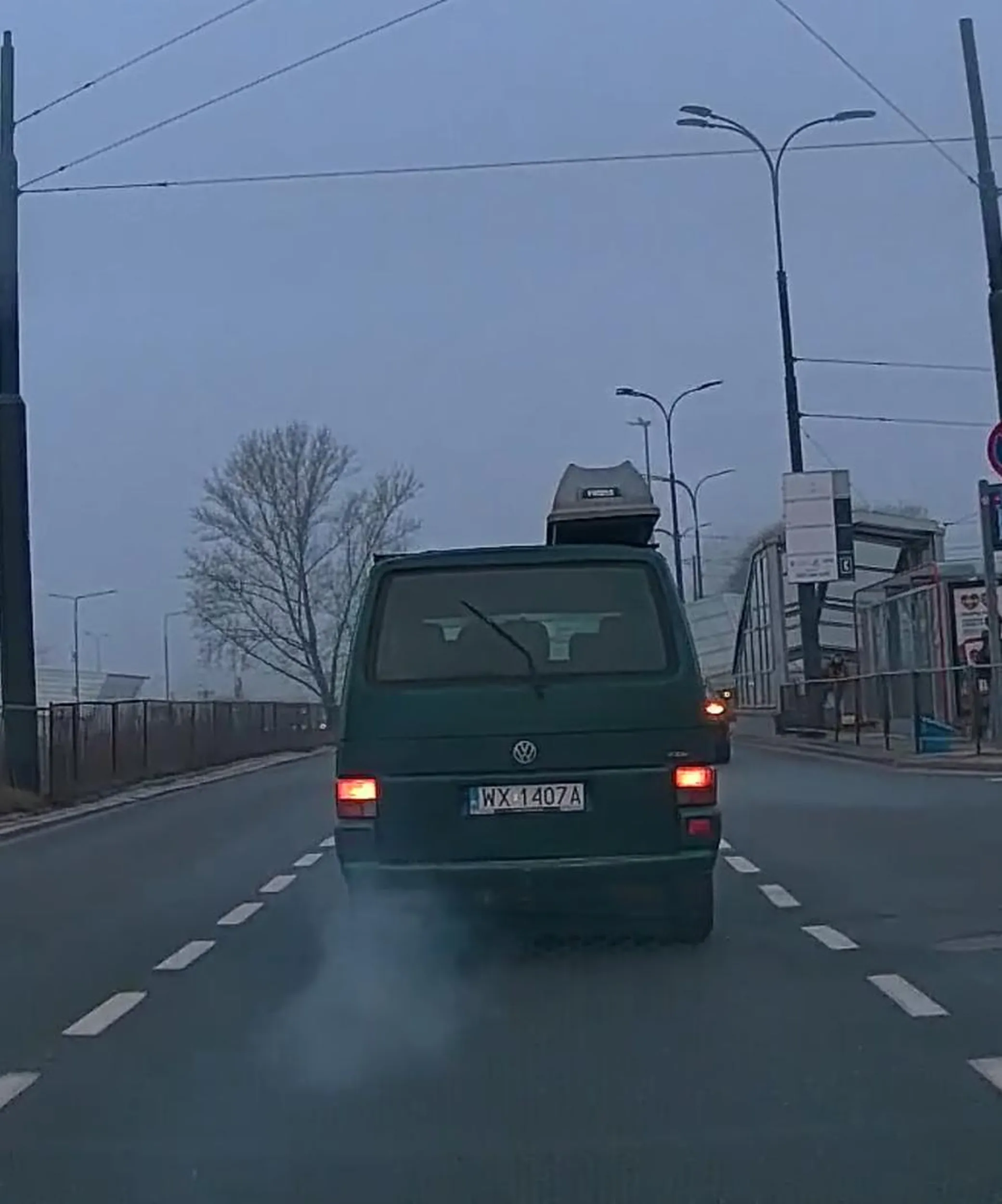 Stary rzęch który dusi innych kierowców oraz pieszych.