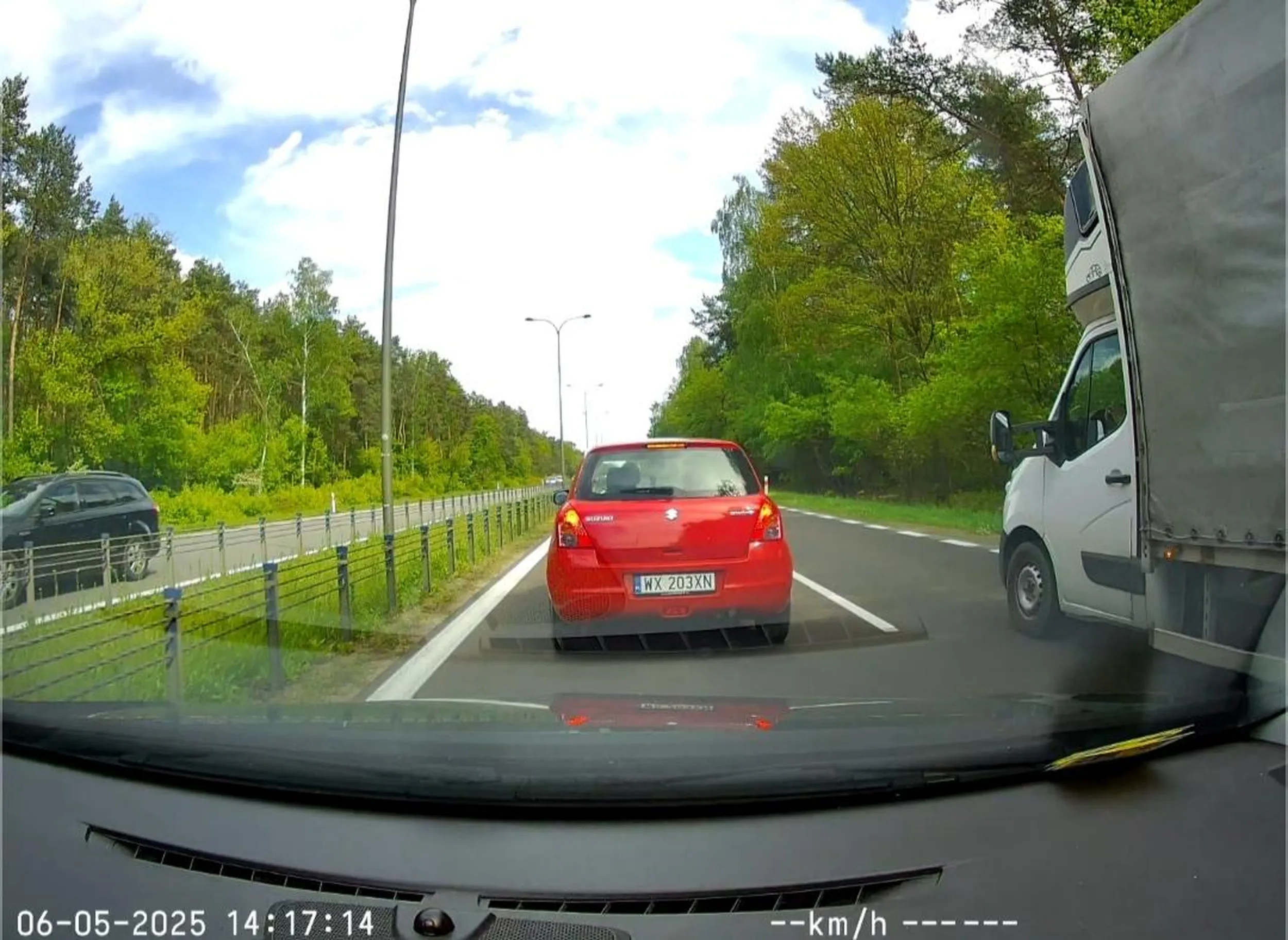 Najpierw wymusza pierwszeństwo przy zmianie pasa po czym hamuje na pustej drodze. Najpewniej wyłudza na ubezpieczeniach.