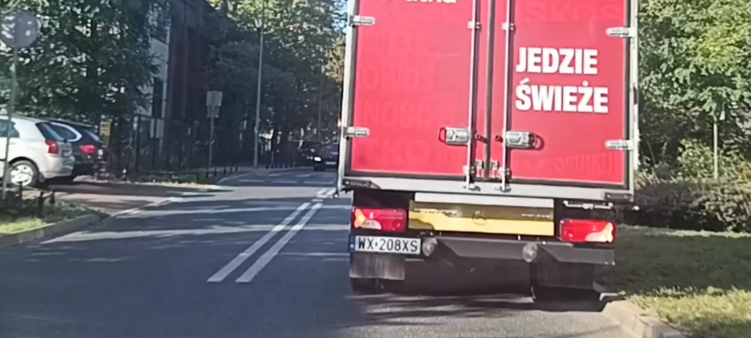 Bezczelnie parkuje przed skrzyżowaniem i na ulicy z zakazem zatrzymywania się i postoju. Bandyterką uliczna.