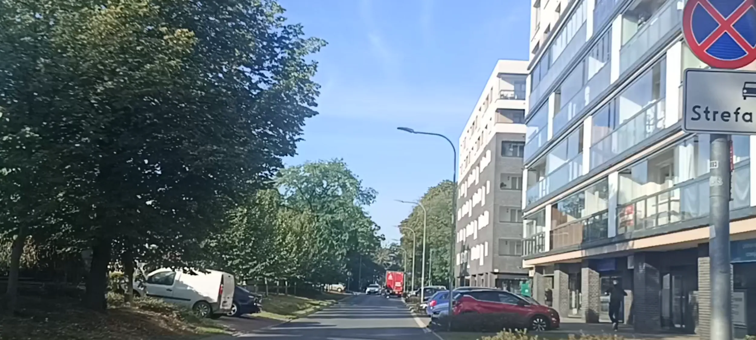 Bezczelnie parkuje przed skrzyżowaniem i na ulicy z zakazem zatrzymywania się i postoju. Bandyterką uliczna.