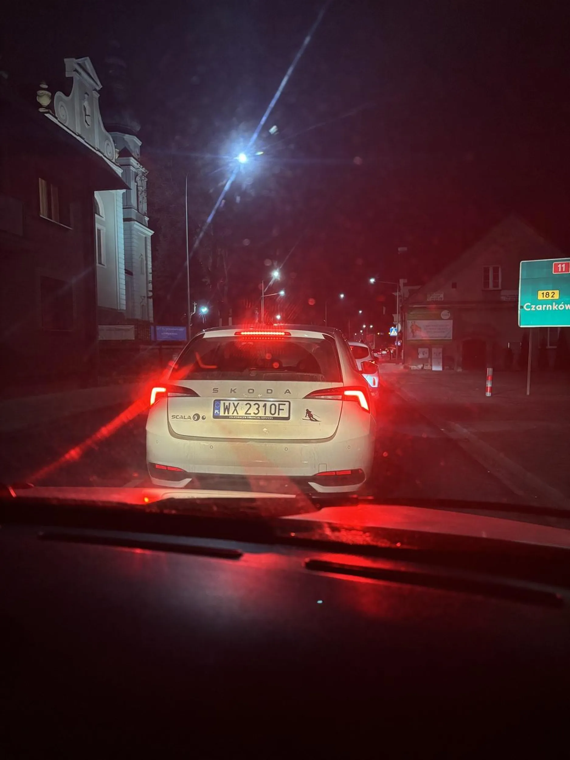 Kolega robi dyskotekę podczas jazdy (co chwilę hamuje)