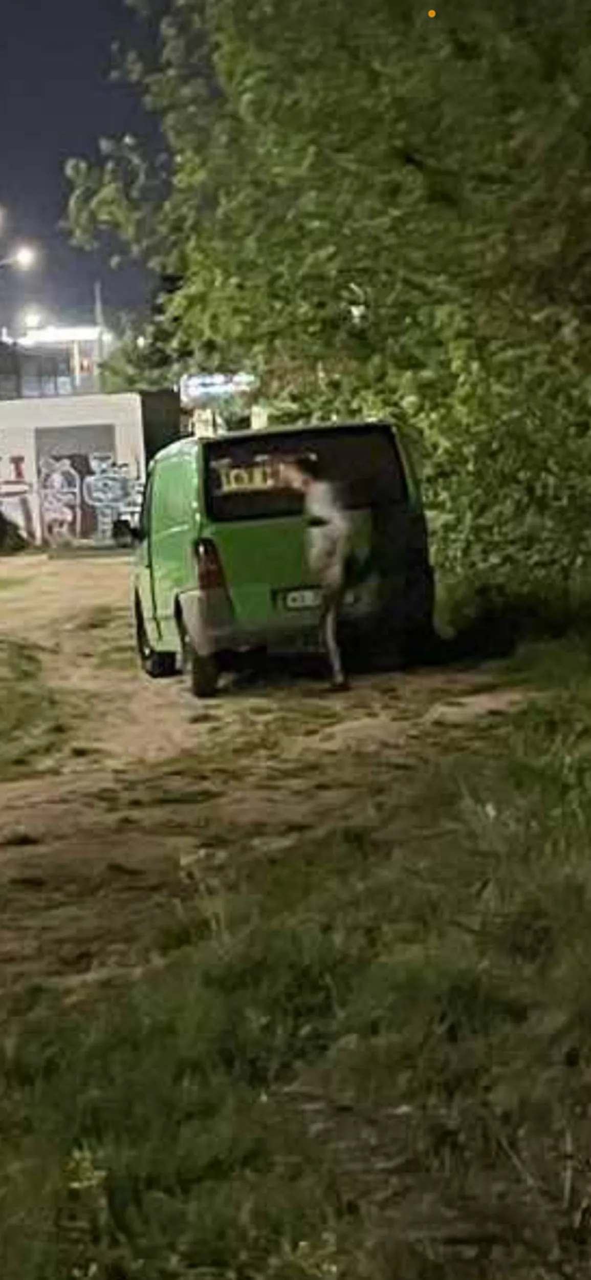 wyrzuca worki ze śmieciami w zielonym miejscu i myśli że mu ujdzie płazem