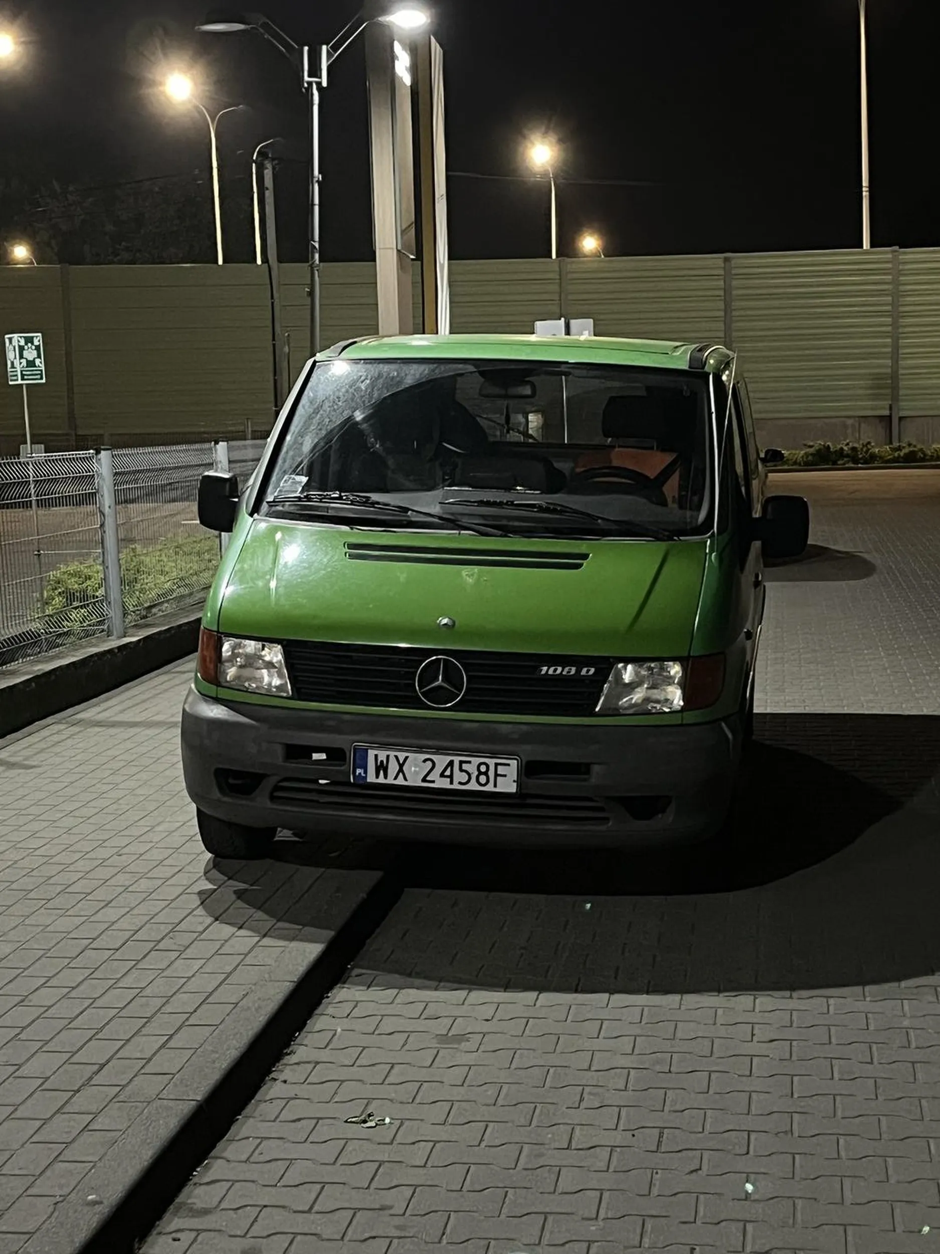 wyrzuca worki ze śmieciami w zielonym miejscu i myśli że mu ujdzie płazem