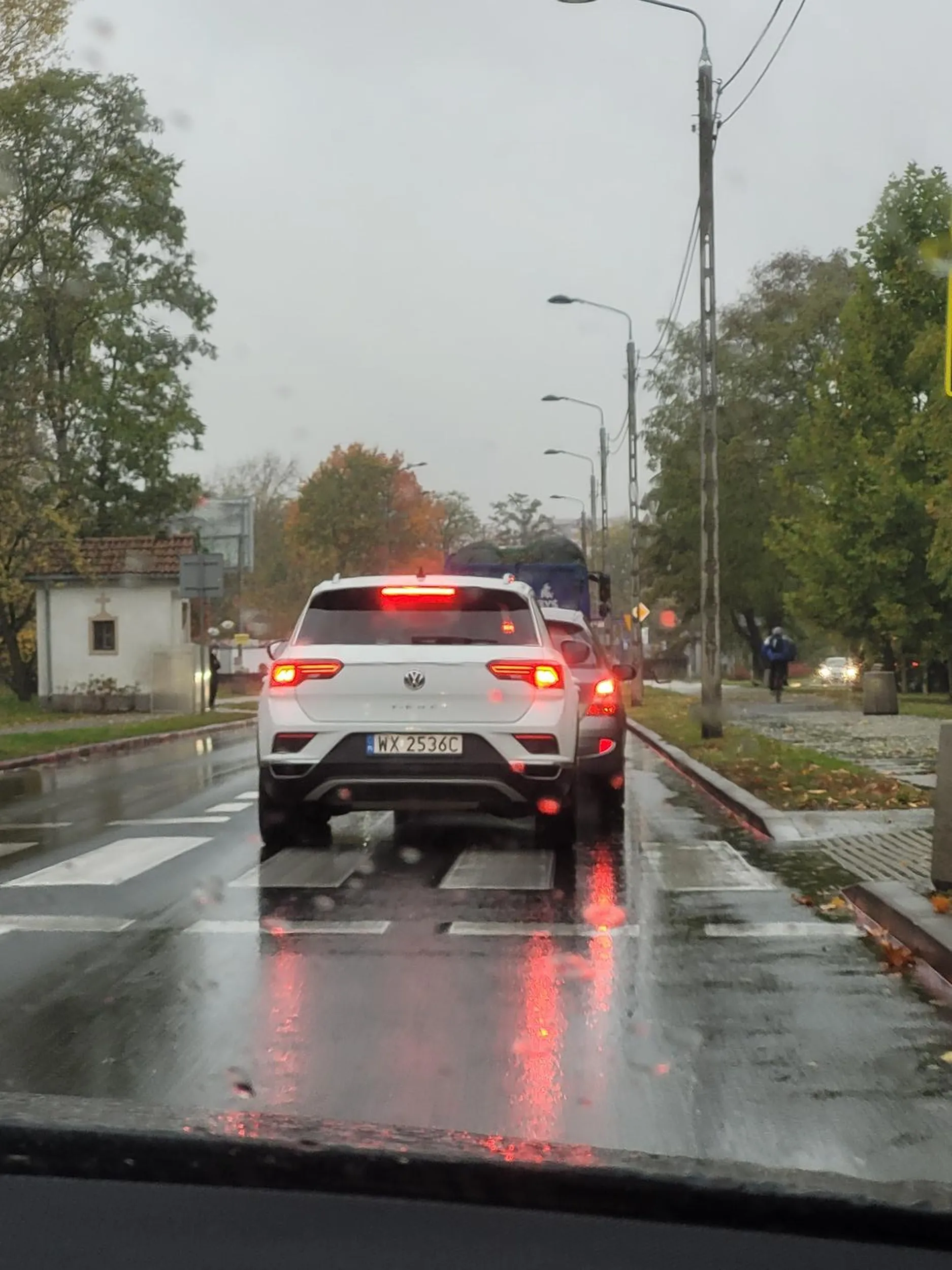 Dziad co sie nie zna na przepisach i nie wie kto ma pierwszeństwo