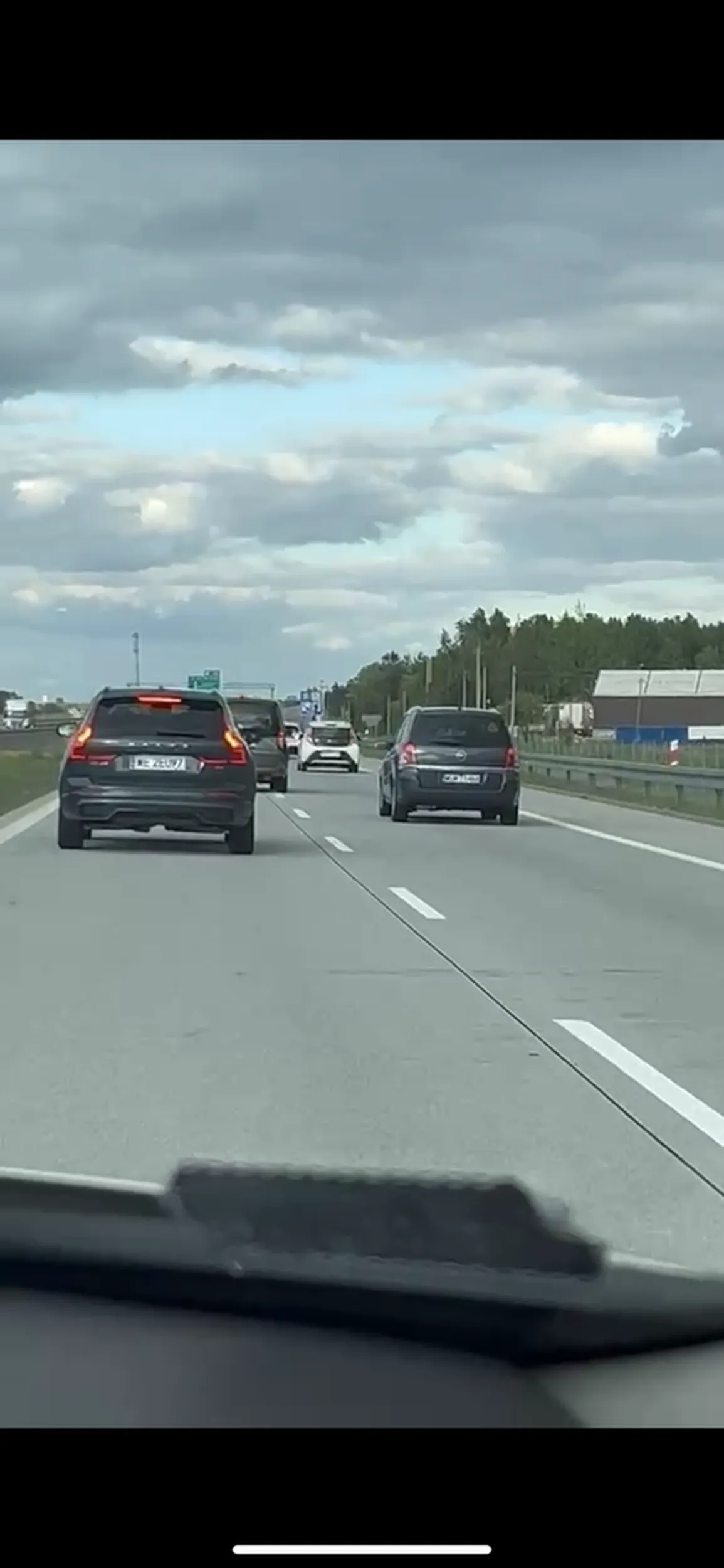 Notorycznie przekracza linię, Jeździ nieodpowiedzialnie, zmienia pas bez kierunkowskazu.