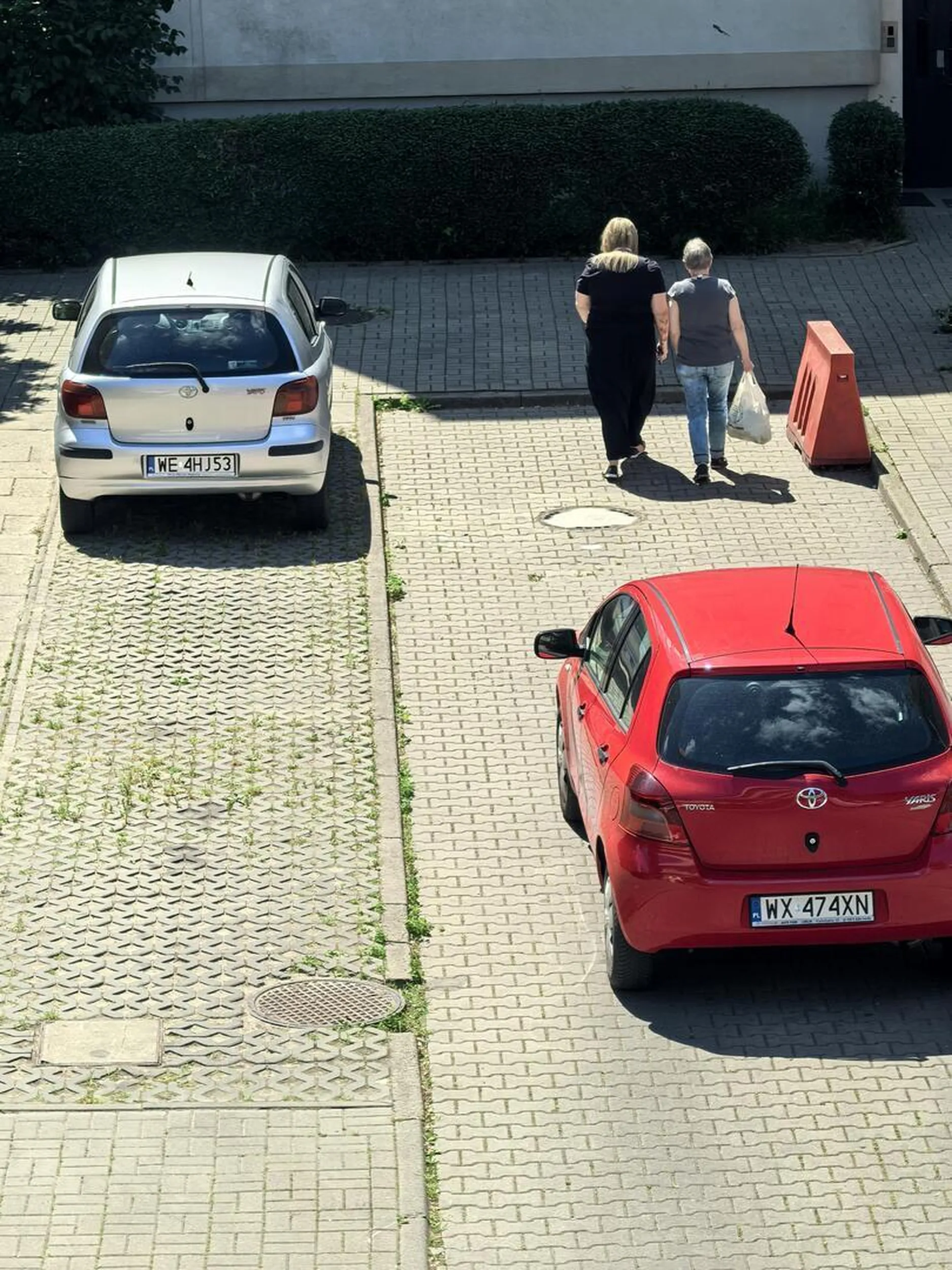 Pomimo wolnych miejsc, notorycznie zastawą inne auta oraz wjazd.