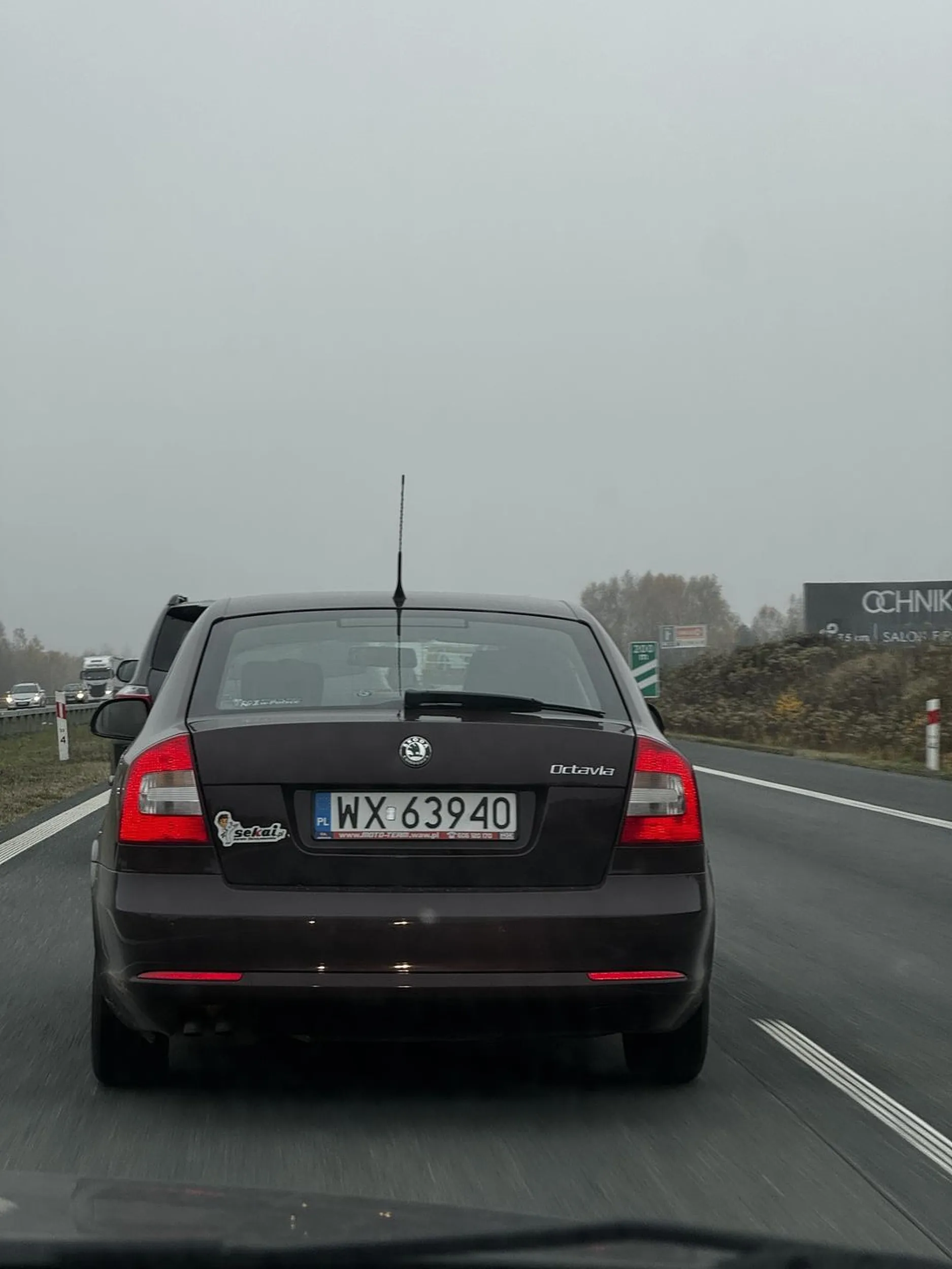 Kierowca jeździ bardzo agresywnie na autostradzie. Zjeżdża na lewy pas hamując. Jeździ od jednej linii do drugiej przy bardzo dużej prędkości.