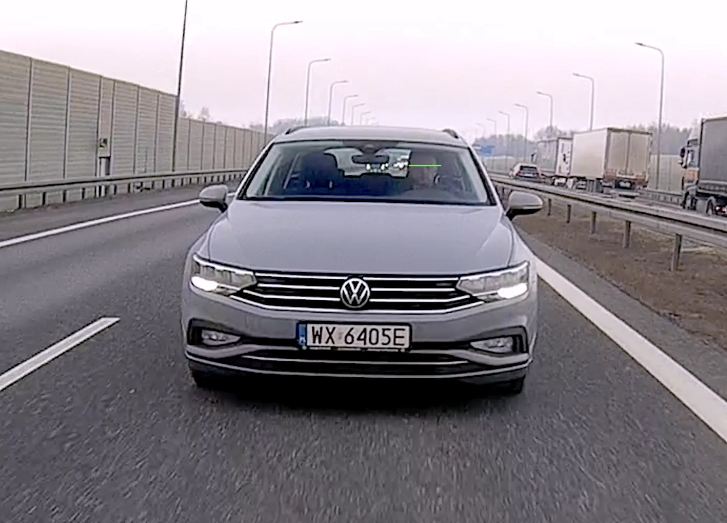 sfrustrowany januszek, najwidoczniej posiadacz mikroptaka. Siedzi na zderzaku, szeryfuje, a później ucieka jak szczur