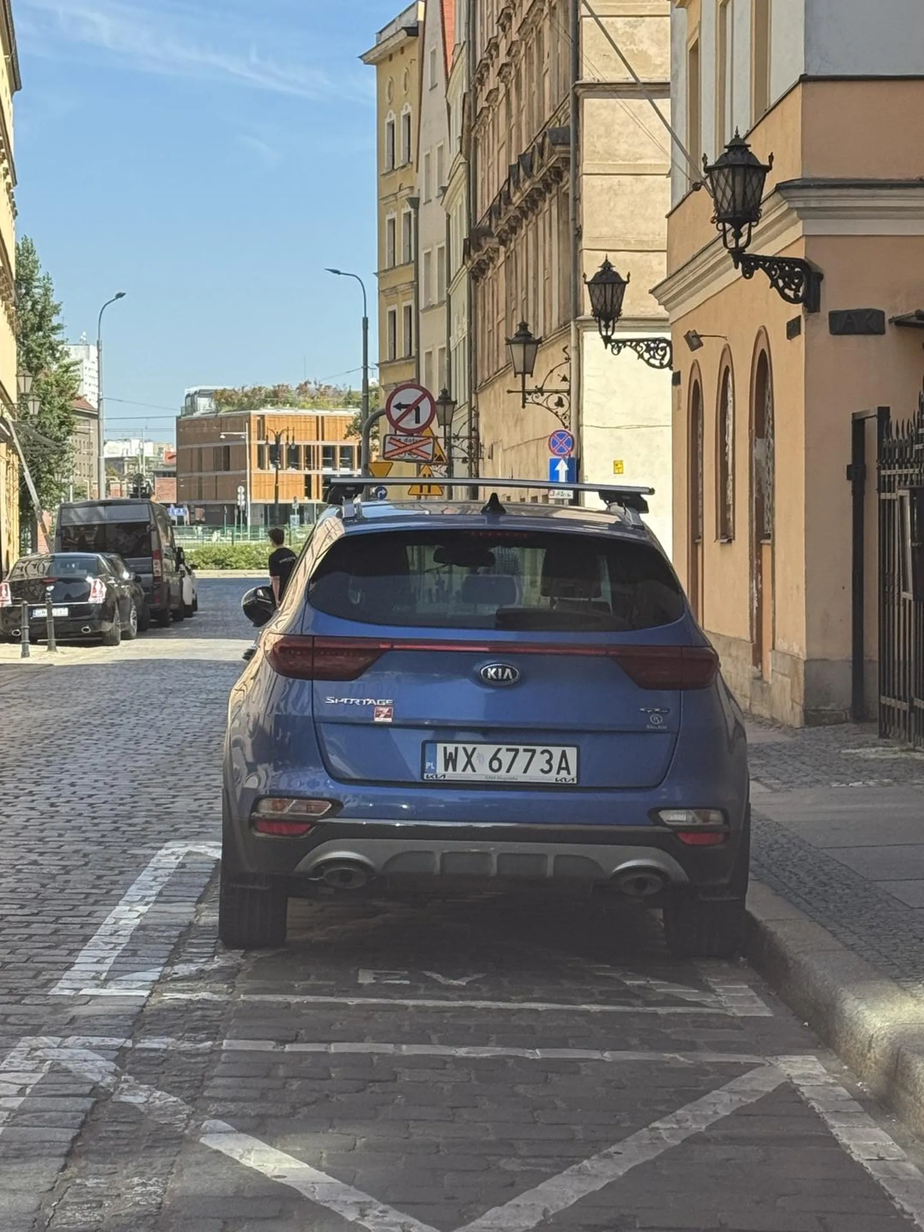 Rozumiem, że miejsca na ładowarkach również zajmujesz i jesteś dumny z tego - mała konserwowa głowa