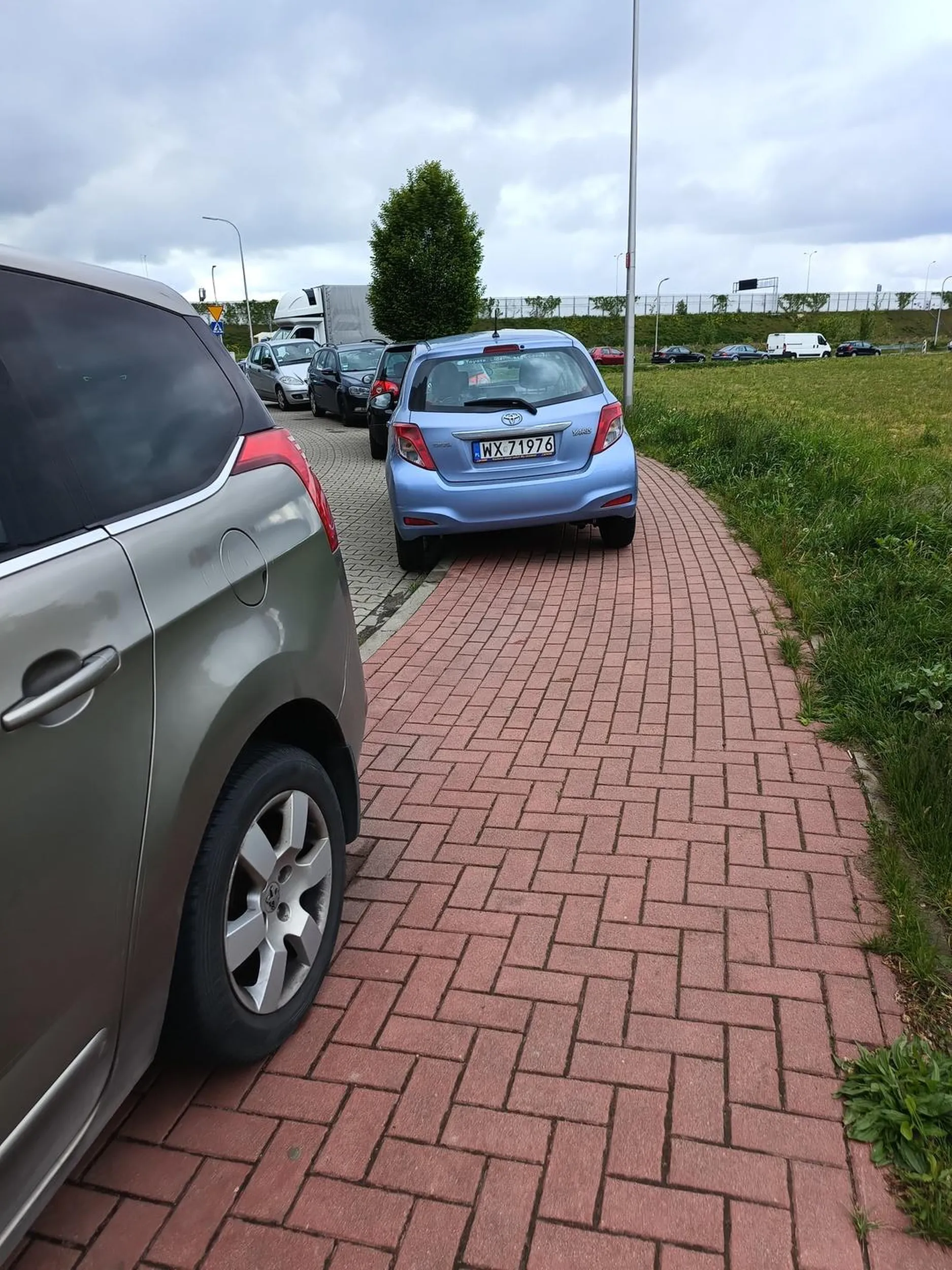 Chamskie parkowanie na chodniku na ulicy z zakazem zatrzymywania się i postoju