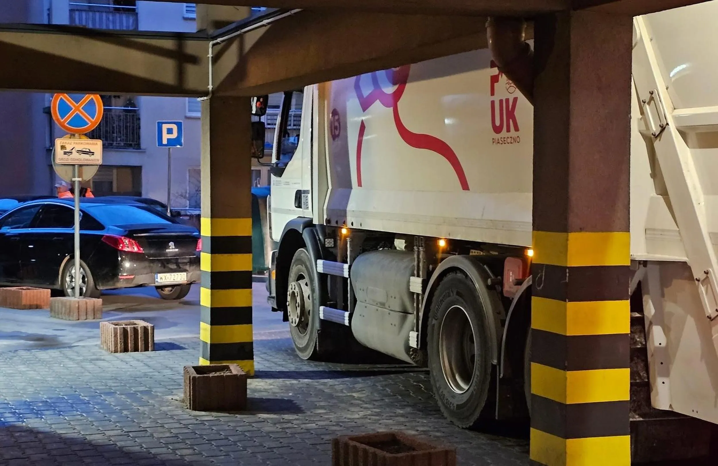 Parkuje na zakazie i śmieciarka nie może przejechać
