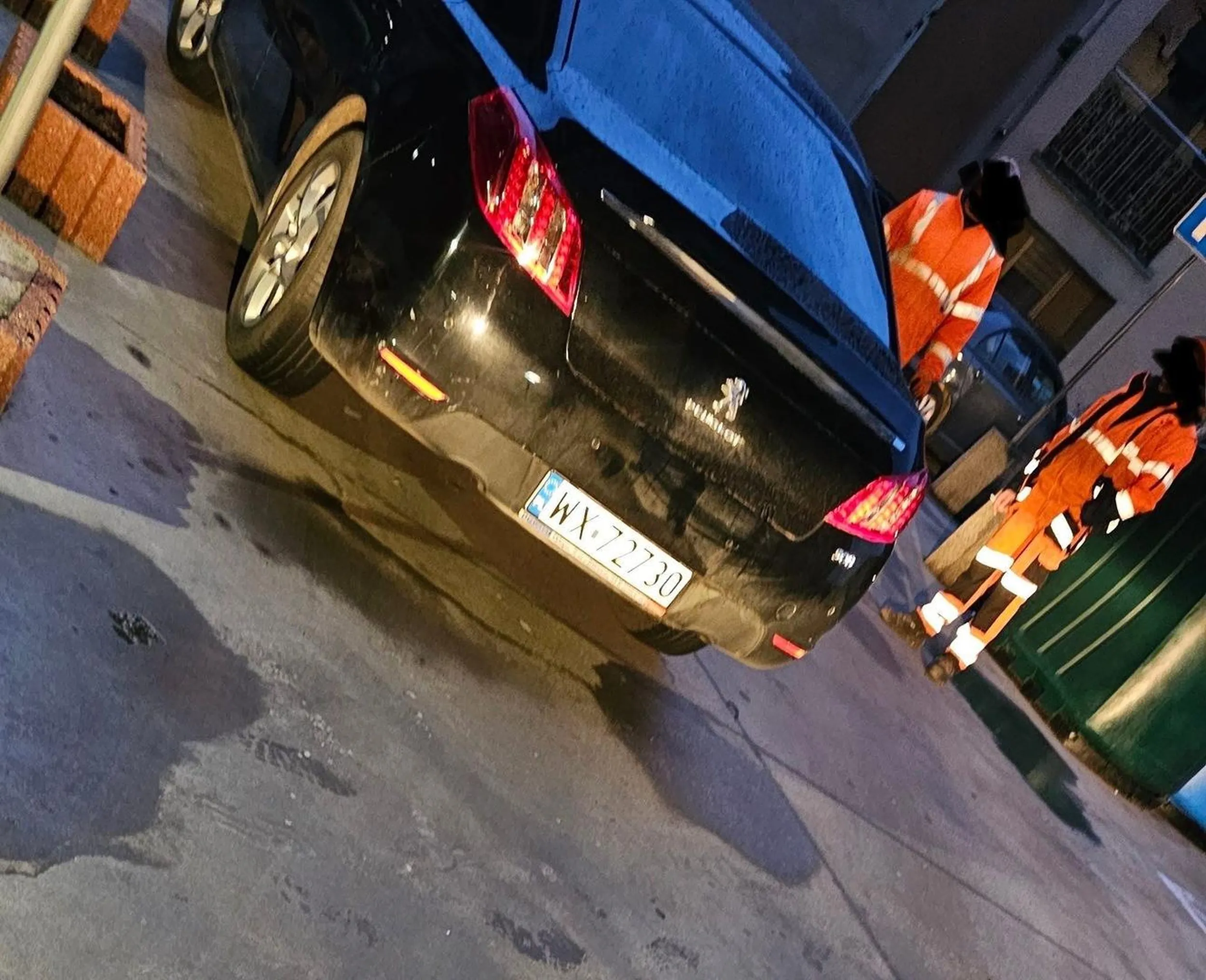 Parkuje na zakazie i śmieciarka nie może przejechać